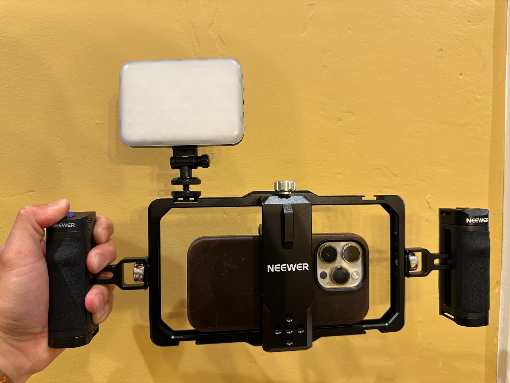 NEEWER Universal Phone Cage Video Rig with Bluetooth Shutter Side Handle Comfort Grips, Smartphone Stabilizer for Video Recording Compatible with iPhone 16 15 Pro Max 15 Pro Galaxy S24 Ultra, PA009E customer photo 2
