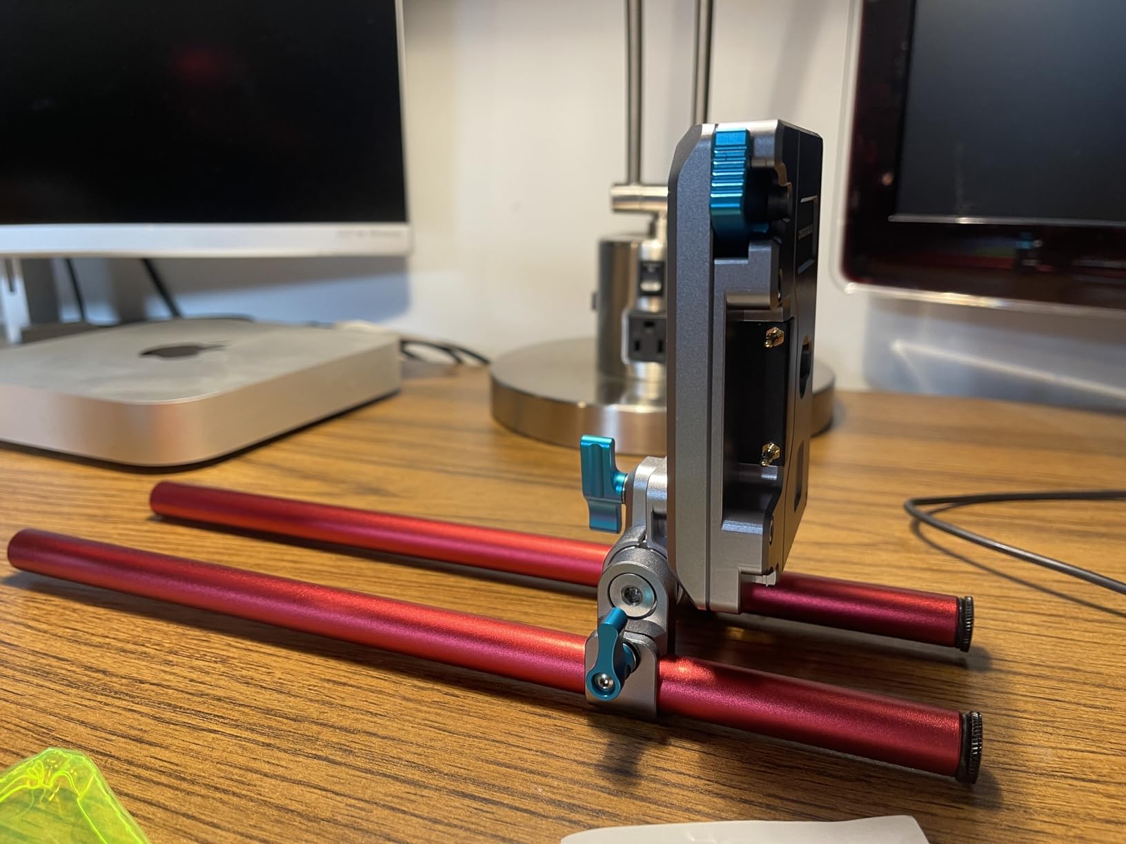 KONDOR BLUE | Gold Mount Pro Battery Plate with Swiveling Rod Block | ARRI-Style Anti-Twist mounts, M4 mounts & Output/Input Capability | Space Gray customer photo 1