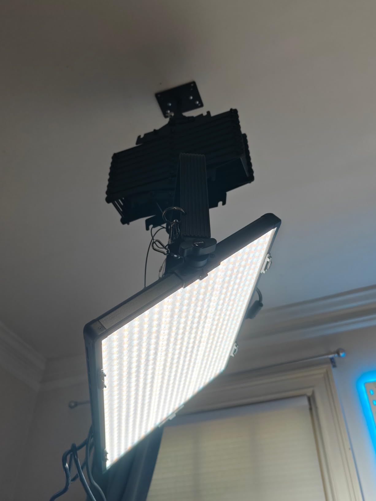 NEEWER 150W RGB LED Panel Video Light Kit with Barn Doors, 1800 LEDs 42500Lux/0.5m 2500K-10000K CRI96+/TLCI97+ 0-100% Dimming, APP/2.4G/Panel/DMX Control for Pro Studio Gaming Lighting, AP150C customer photo 2