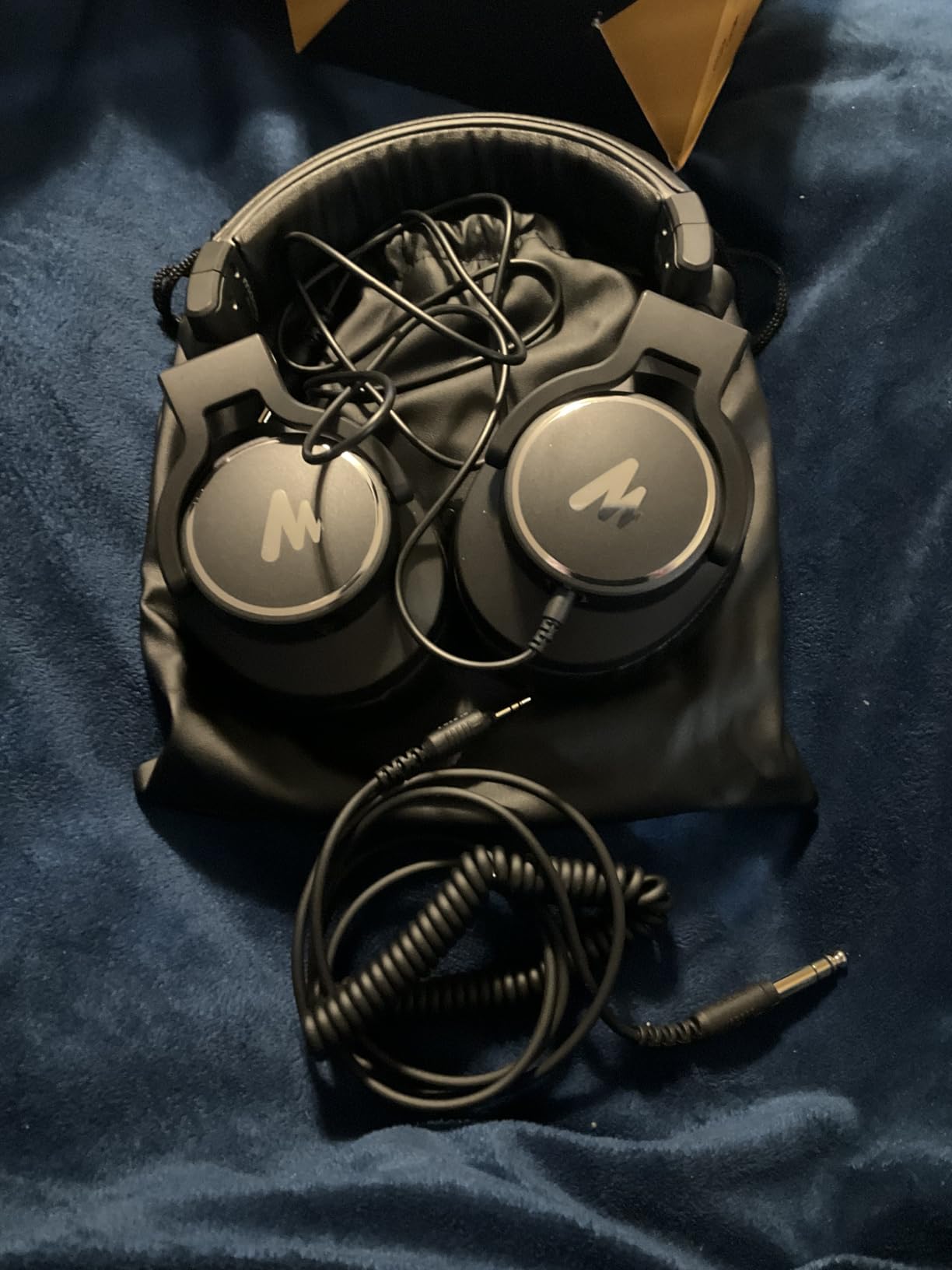 MAONO Studio Monitor Mixing DJ Headphones, 50mm Driver Professional Over Ear Wired Headset with 3.5mm to 6.35mm Jack for Guitar AMP, Piano, Music Production, Keyboard, Recording, Podcast, MH700 Black customer photo 1