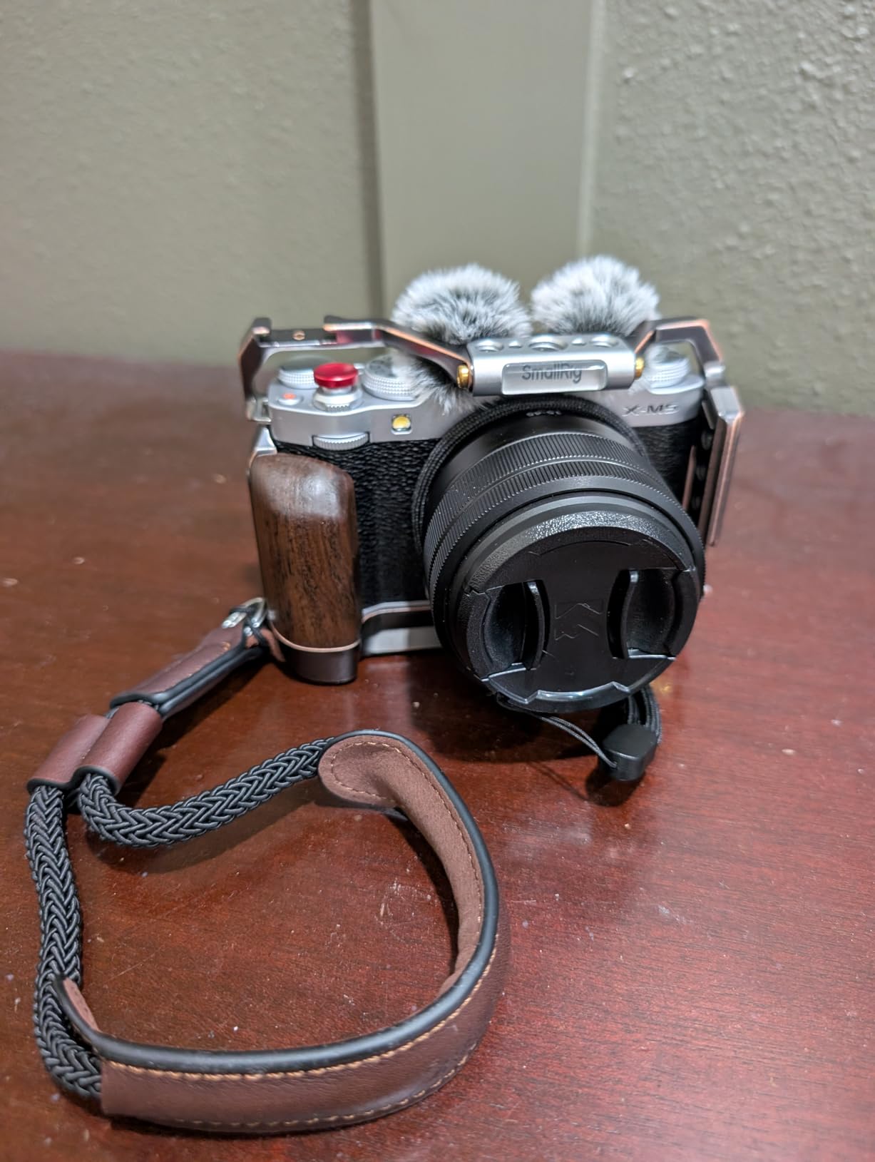 SmallRig Retro Cage for FUJIFILM X-M5, Built-in Wooden Handgrip and Quick Release Plate for Arca, Included Windshield/Hot Shoe Cover/Shutter Release Button - 4892 customer photo 1