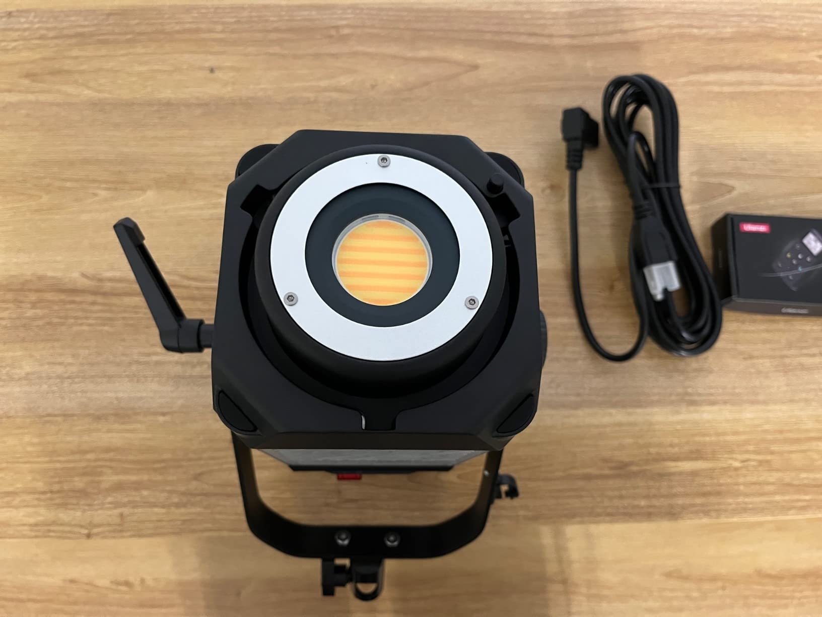 ULANZI 100W RGB Portable LED Video Light w DC Power Adapter, 88.8Wh Build-in Battery Metal Mini Adjustable Color Temperature COB Continuous Output Lighting Handheld Spotlight 2700K-6500K for Video customer photo 1