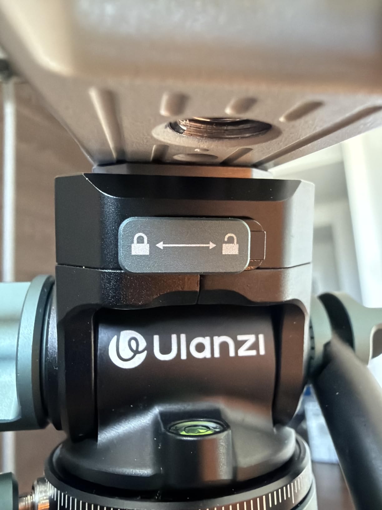 JJ06 GlideGo Carbon Fiber Video Tripod, Dual 360° Pan Head, 73.6 inch Max Height, 11 lb Load, UKA Quick Release customer photo 2