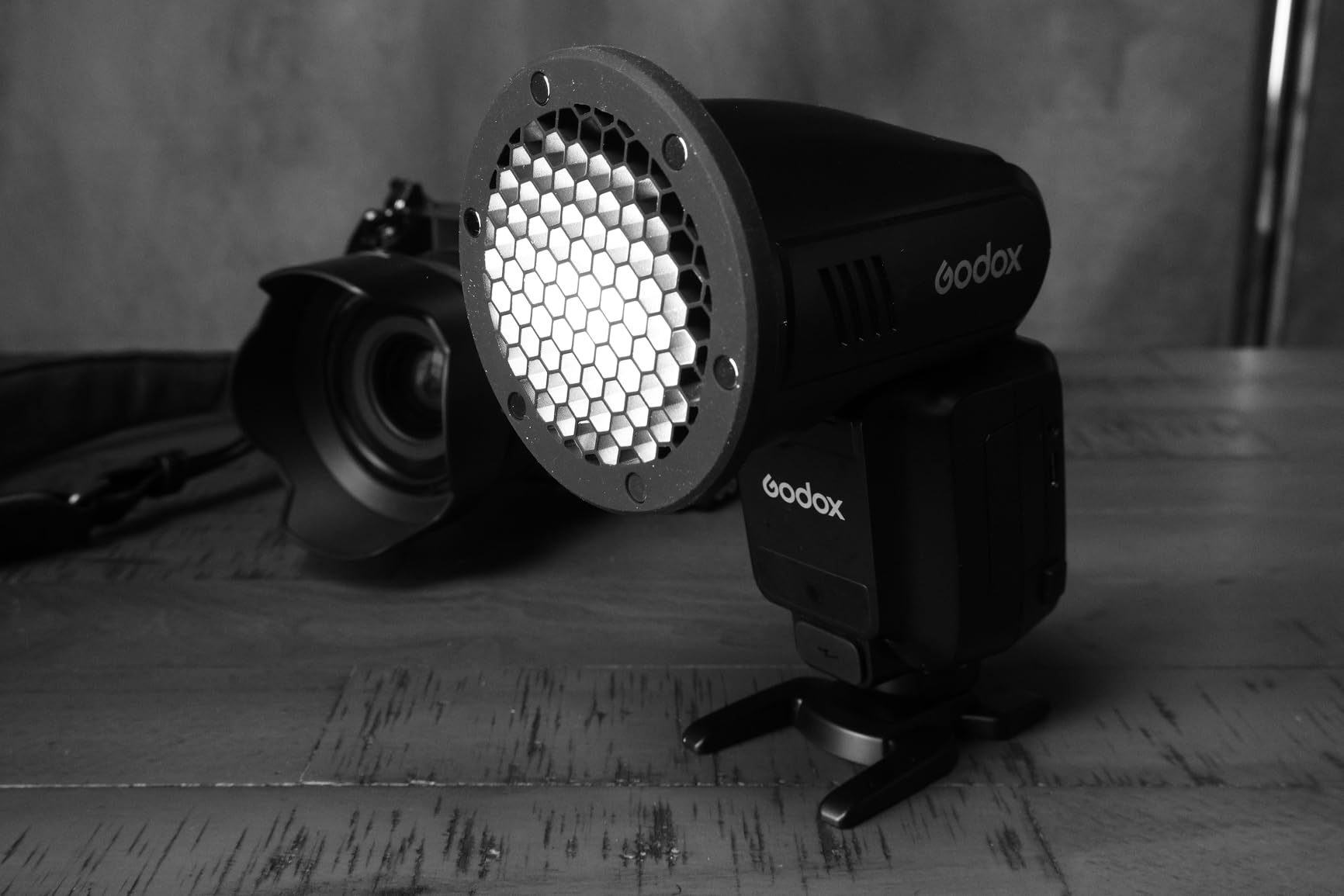 NEEWER Flash Honeycomb Grid, Magnetic Speedlite Flash Light Shaper Compatible with Godox V1/V1 PRO V850III/860II NEEWER NW620 NW700 NW760 Z880 Z760 Z1 Z2, Adapter Rings Not Included, CRS15 customer photo 1