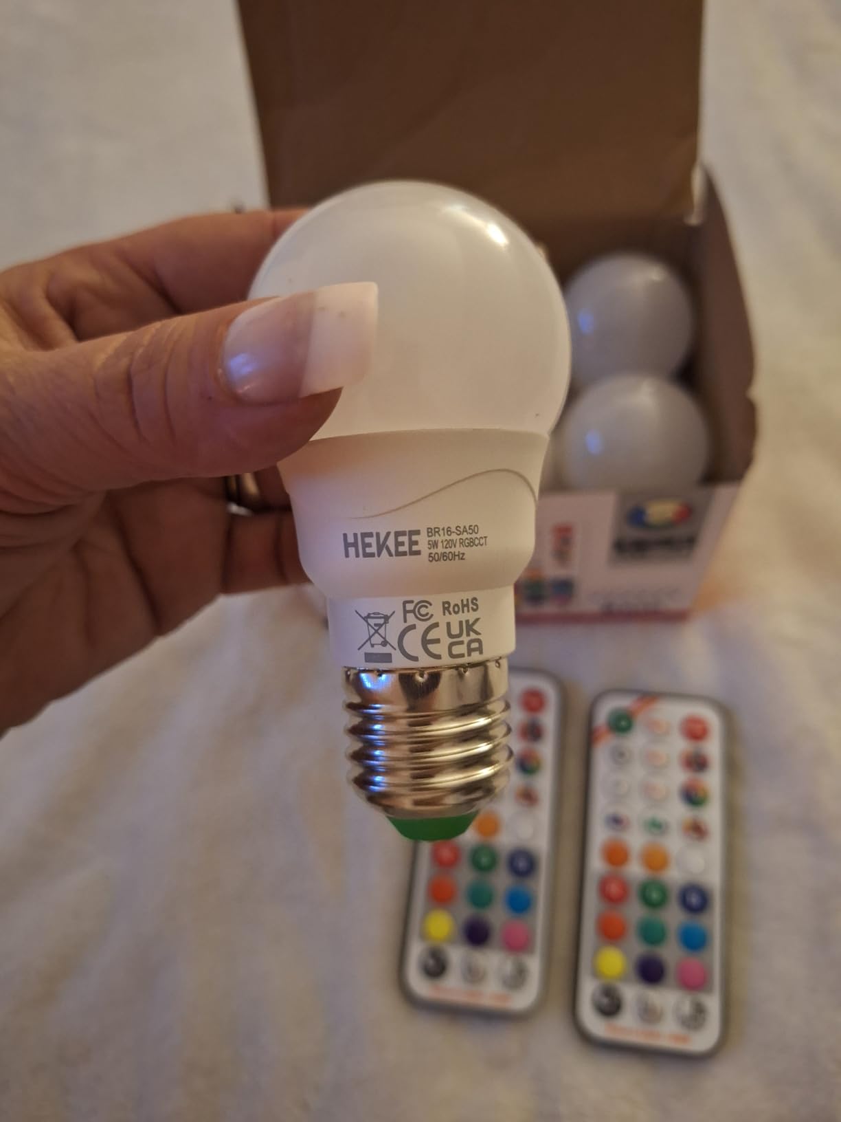 HEKEE Color Changing Light Bulbs, 40W Equivalent, 3CCT, 9 Colors, 5 Dynamic Color Modes, Sleep Mode, Timer A15, 5W, 500lm E26 Screw with Remote Controls(6 Packs) customer photo 1
