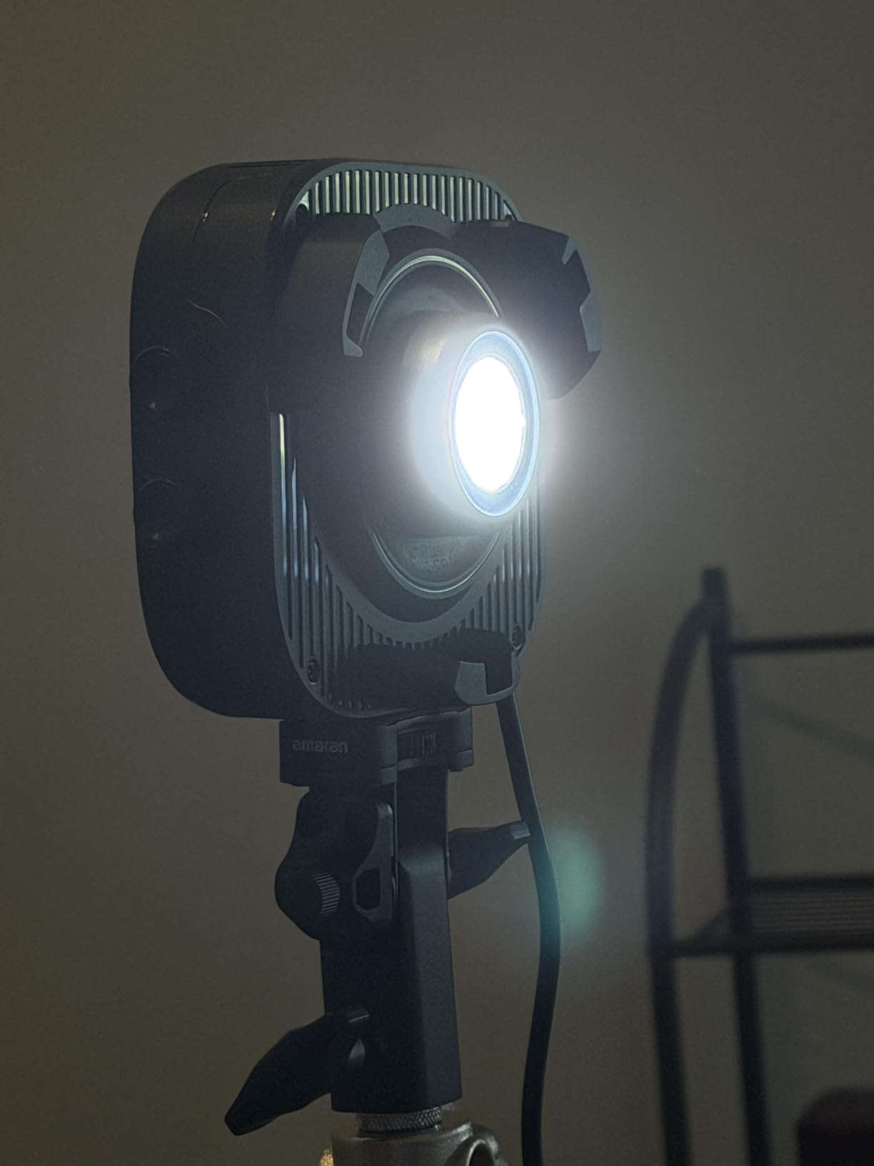Amaran Halo 100X COB Led Video Light 100W Bi-Color 2700k-6500k, Ultra-Compact Travel Light, USB-C PD Power customer photo 2