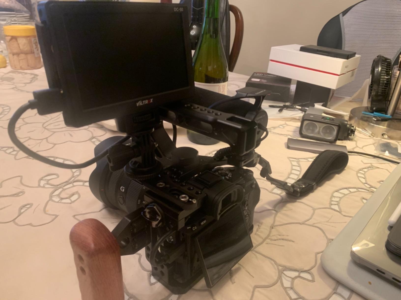 VILTROX 7 Inch Camera Field Monitor, Touchscreen Video Monitor External Camera Monitor Kit with Battery, 4K HDMI Input/Output On Camera Monitor with 3D LUT RGB Waveform Sunshade Hood (DC-L1) customer photo 2
