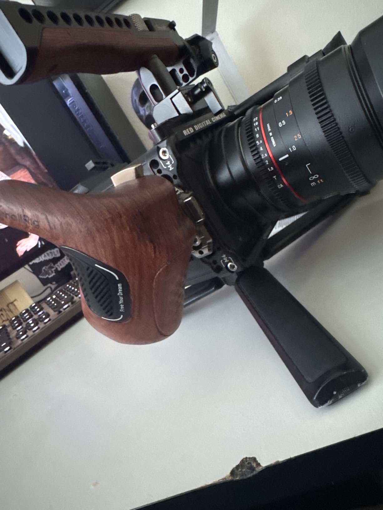 SmallRig Rotating Left-Side Wooden Handle with NATO Clamp & NATO Rail, Load Capacity up to 15kg, One-Touch Rotation, 360° Angle Adjustment, Anti-Slip Design customer photo 1