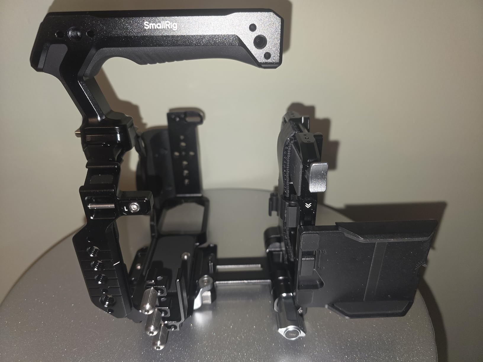 SmallRig HawkLock Handheld Power Cage Kit for Nikon ZR, V-Mount Battery Plate, Top Handle, Cable Clamp for HDMI, Built-in Quick Release for Arca, Compatible with DJI Stabilizers and Tripods- 6113 customer photo 2