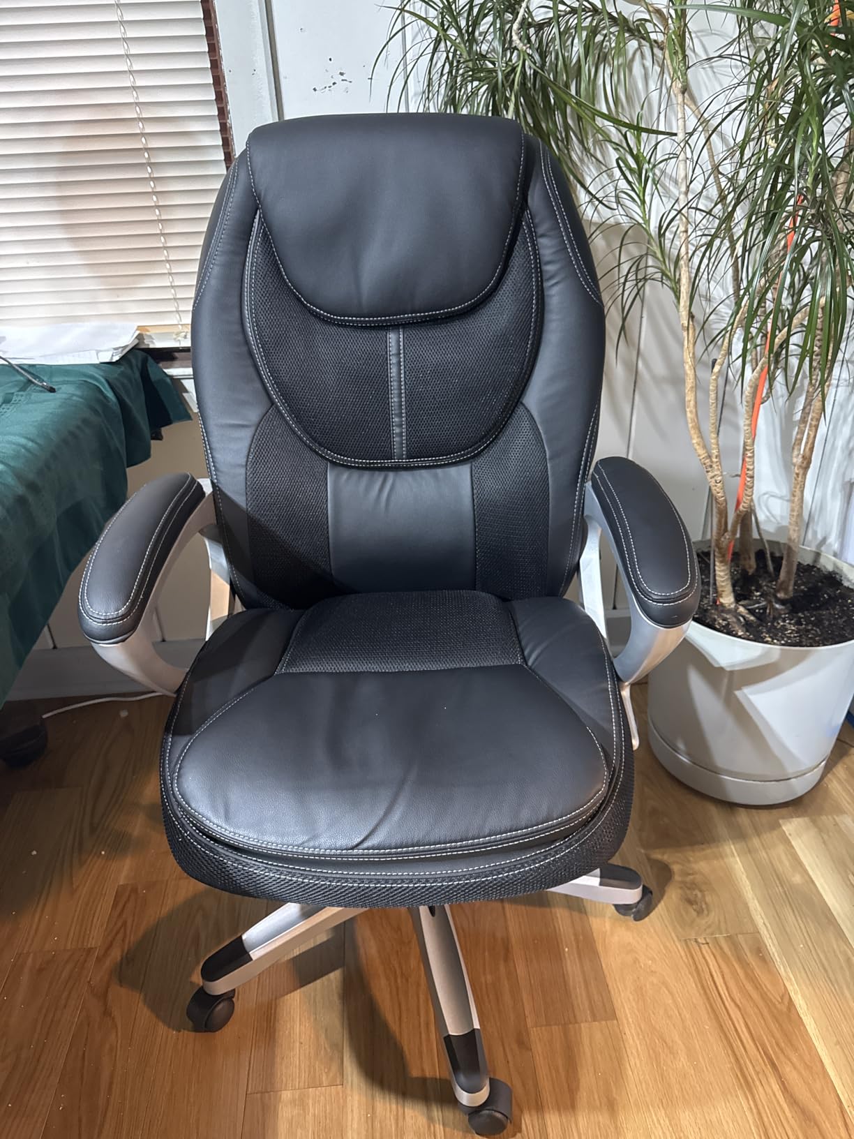 Serta Amplify Executive Office Chair with Faux Leather and Mesh, Adjustable Ergonomic Comfy Seat with Lumbar Support, Modern Computer DeskChairs, Swivel Rolling Wheels, Black customer photo 1