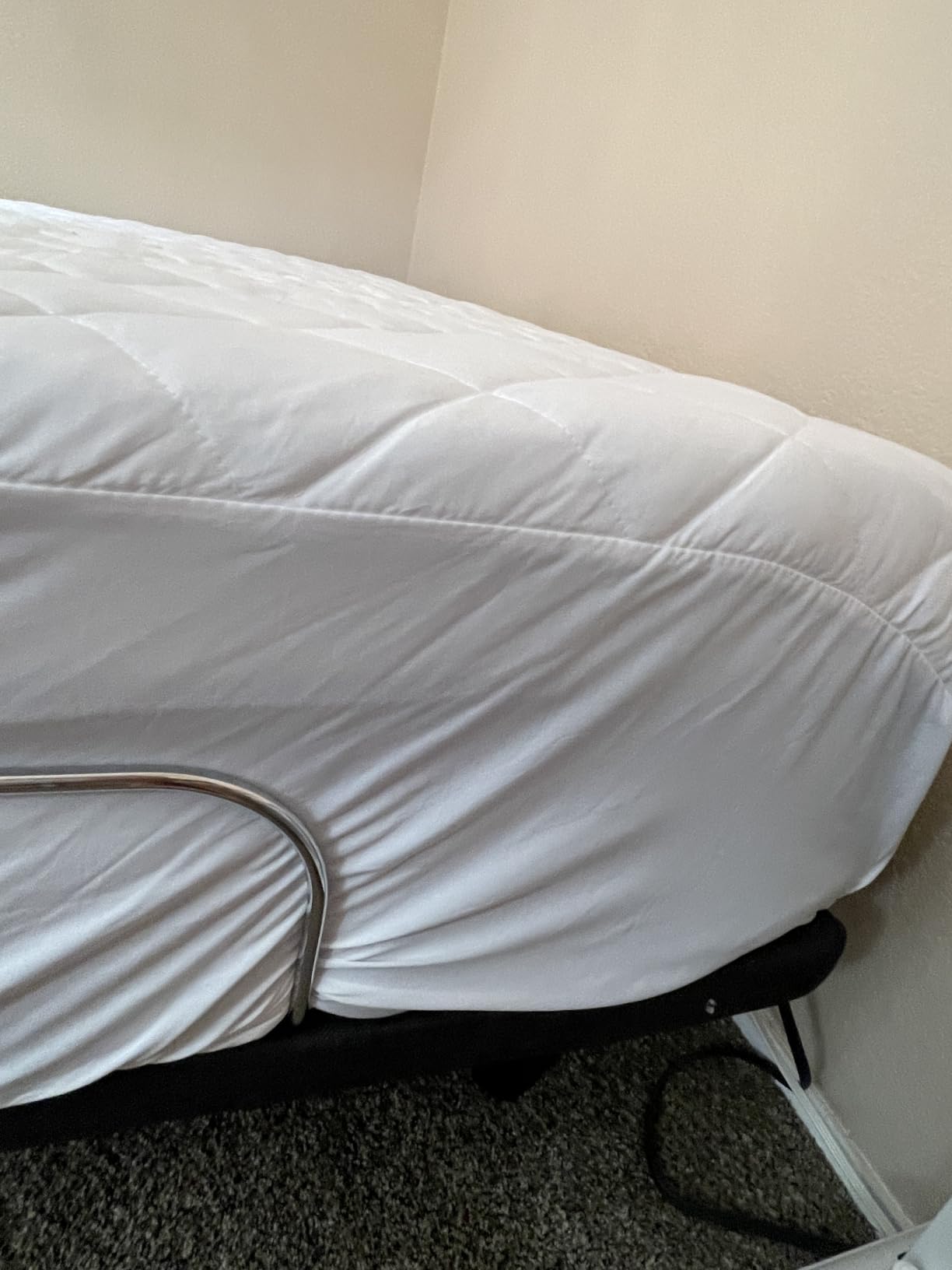 Quilted Fitted Mattress Pad, Queen Mattress Protector Topper with Deep Pocket Stretches up to 16 Inches, Machine Washable Mattress Cover by Utopia Bedding (White) customer photo 2