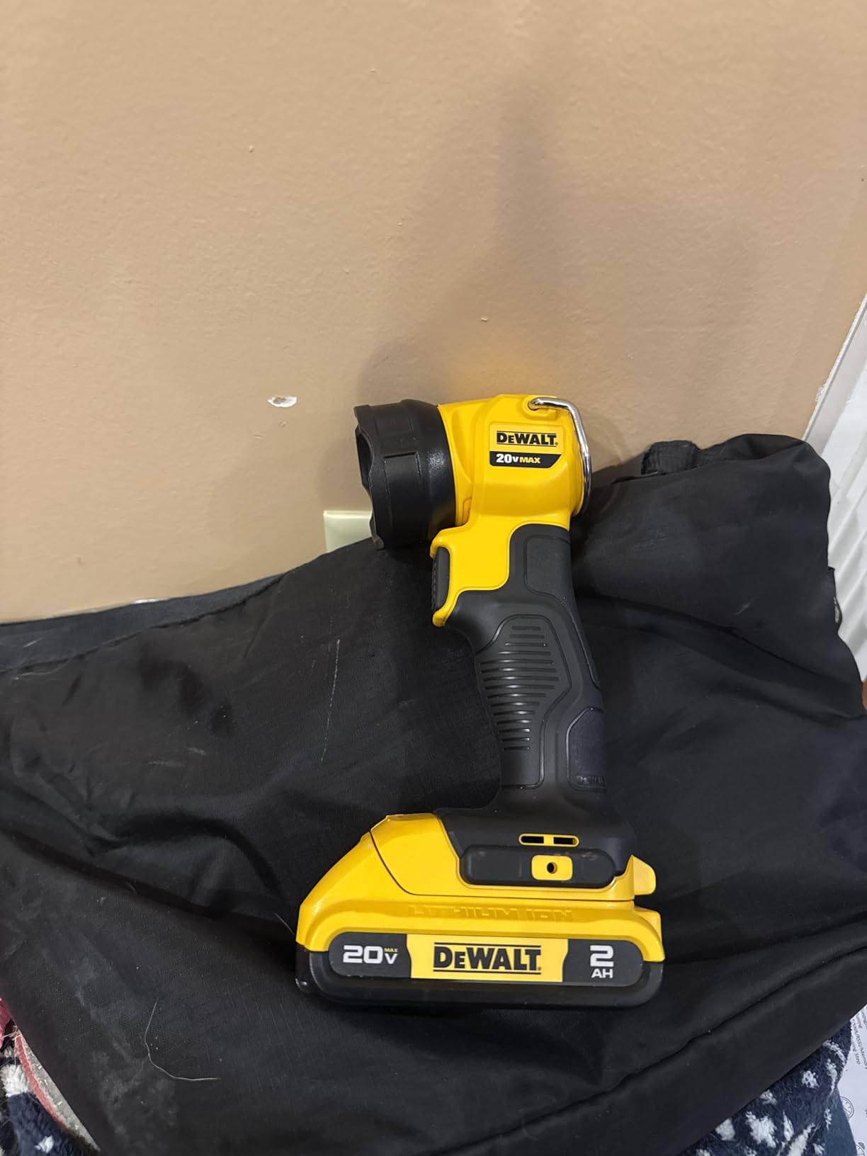 DEWALT 20V MAX LED Work Light, Handheld Spotlight with 508 Yard Distance, Pivoting Head, 1500 Lumens, Cordless, Battery Not Included (DCL043) customer photo 2