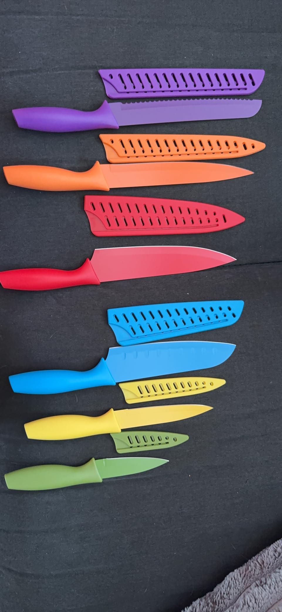 Amazon Basics Color-Coded Dishwasher Safe Kitchen Knife Set, 12-Piece with Ergonomic Handles, Non-stick Sharp Blades, 6 Knives with 6 Blade Guards, Multicolor customer photo 1