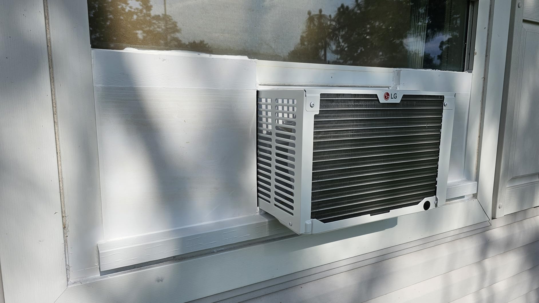 LG 6,000 BTU Window Air Conditioner, 115V, Cools 250 Sq.Ft. for Bedroom, Den, Living Room, Quiet Operation, with Remote, 2 Cooling & Fan Speeds, 2-Way Air Deflection, Auto Restart, White customer photo 2