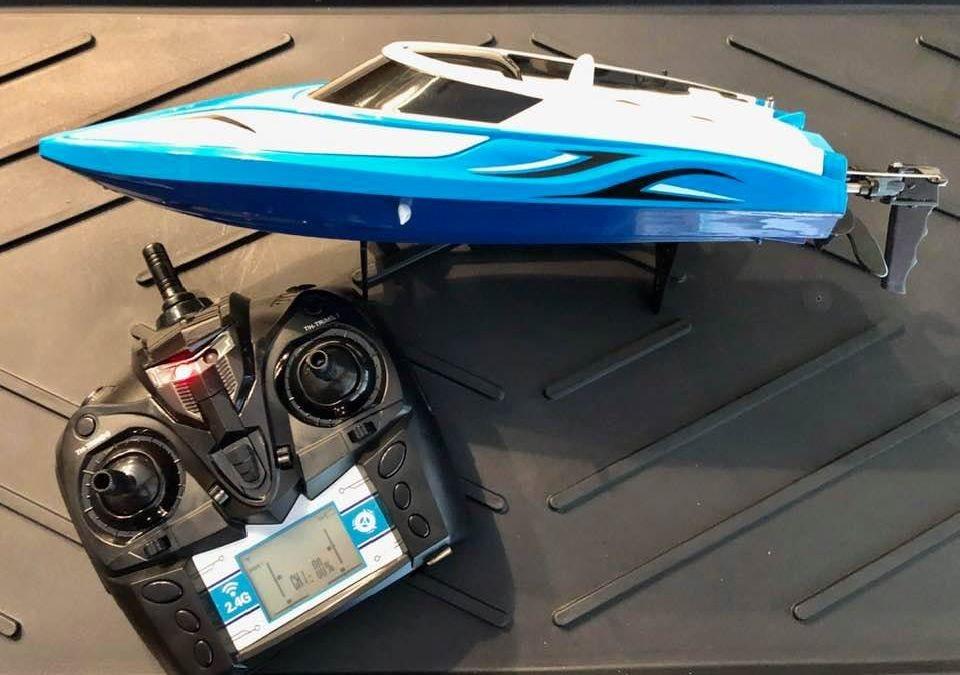 Force1 Velocity Blue Fast RC Boat - Remote Control Boats for Adults and Kids, Underwater Speed Racing Mini RC Boats for Pools and Lakes, 2.4GHZ Transmitter, 2 Rechargeable Batteries, Low Battery Alert customer photo 1