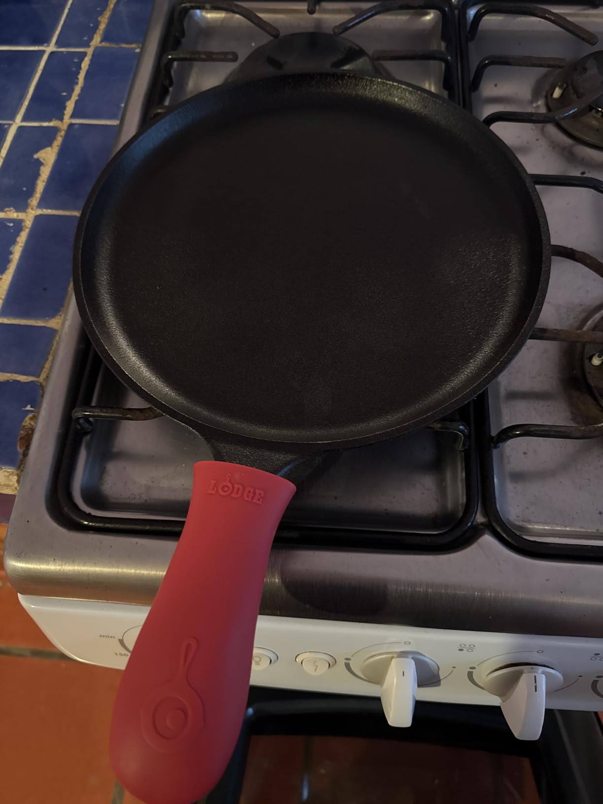 Lodge Round Seasoned Cast Iron Griddle with Red Silicone Handle Holder - 10.5 Inches customer photo 1