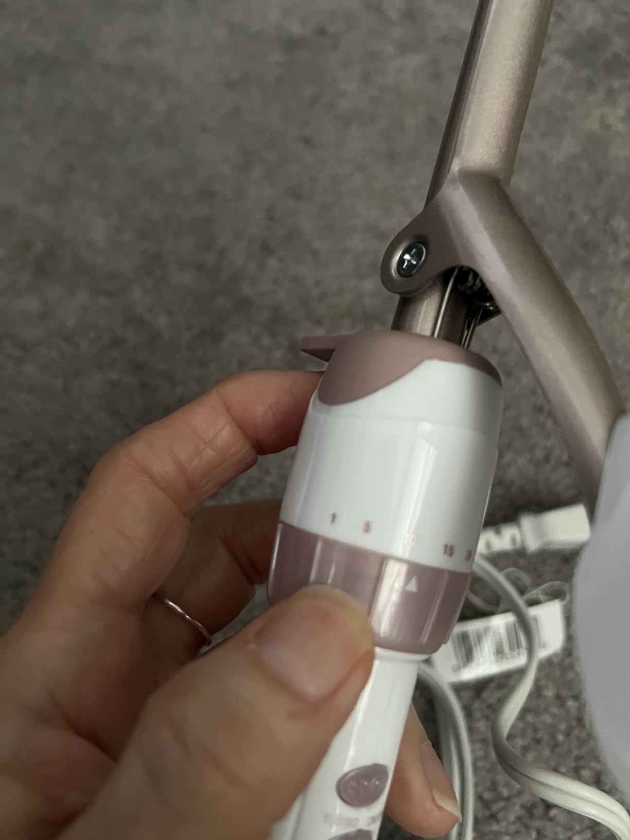 Conair Double Ceramic 1 in. Curling Iron | Double ceramic 1 in. barrel creates classic curls on short to long hair, White/Rose Gold, CD701GNR6 customer photo 2