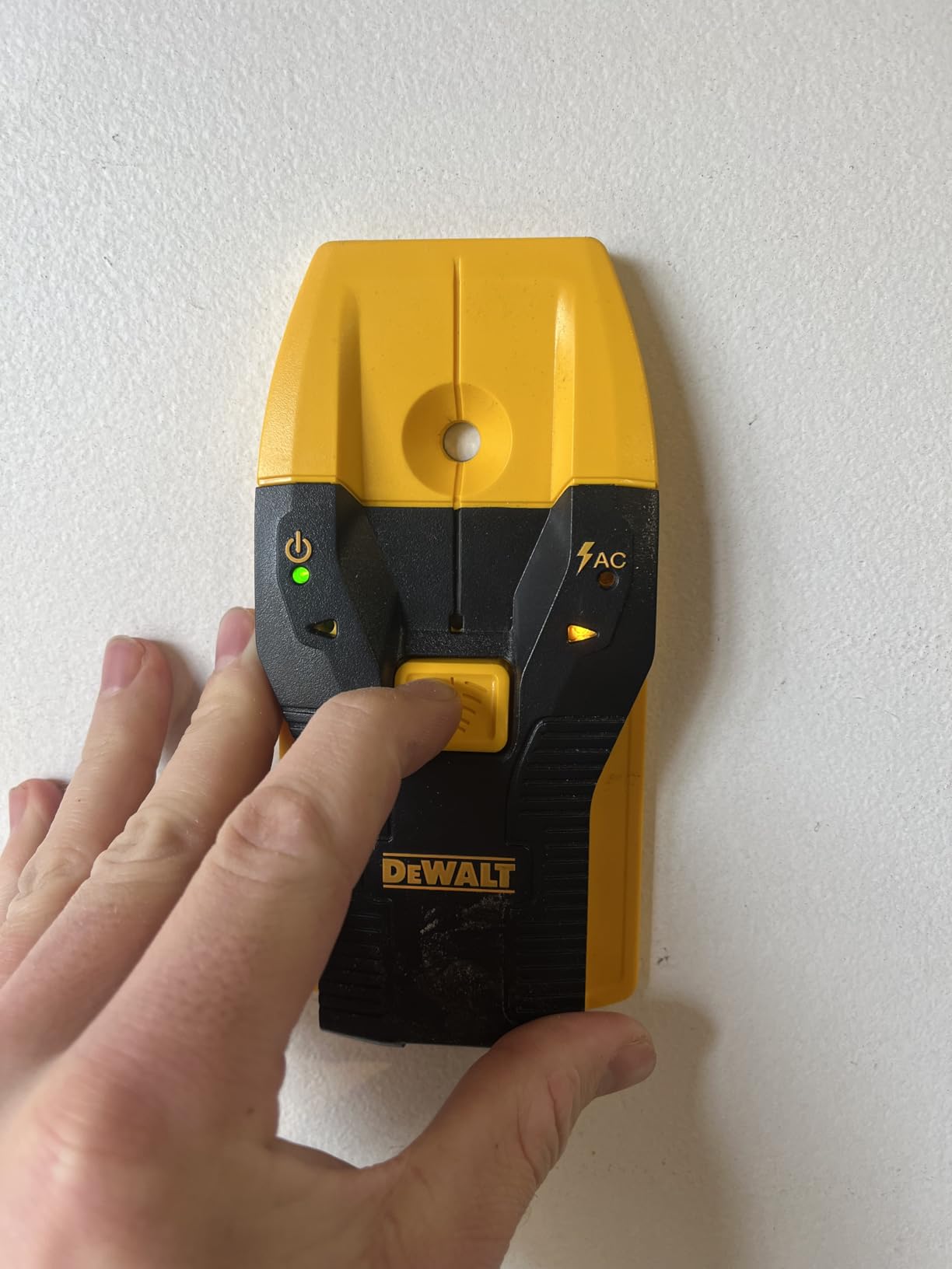 DEWALT Stud Finder, 3/4-Inch Depth, Locate Framing Studs Efficiently with LED Arrows, Ideal for Wood and Metal, AAA Batteries Included (DW0100) customer photo 1
