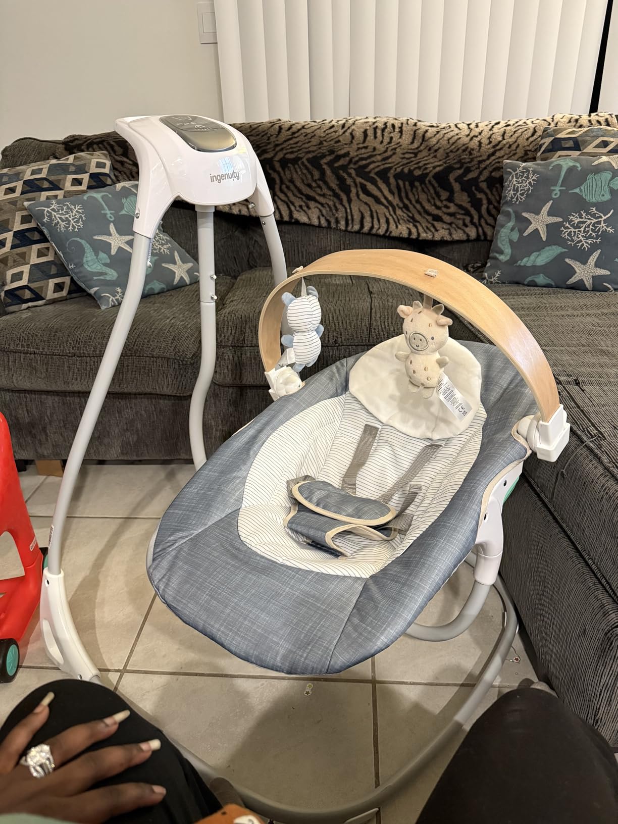 Ingenuity SimpleComfort Lightweight Compact 6-Speed Multi-Direction Baby Swing, Vibrations & Nature Sounds, 0-9 Months 6-20 lbs customer photo 1