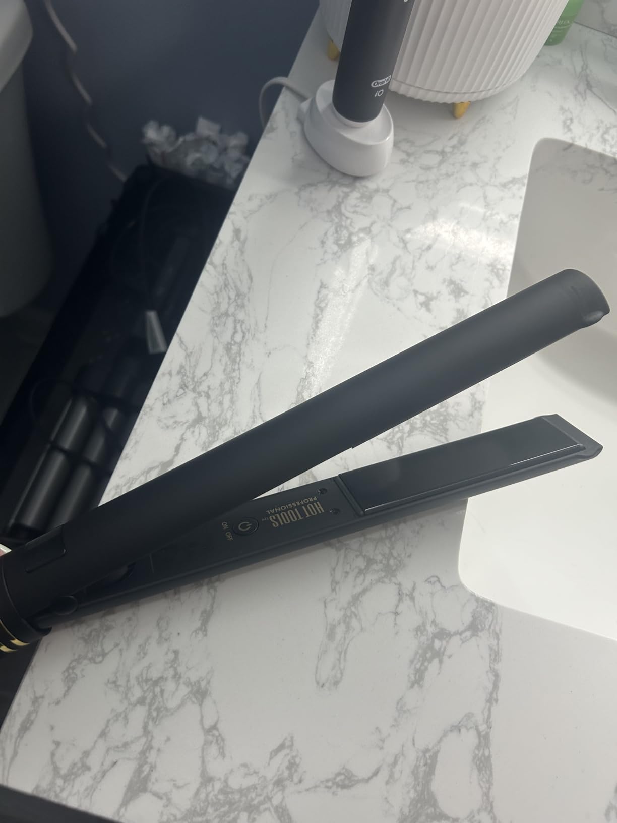 HOT TOOLS Black Gold Ionic 1 1/4 Inch Flat Iron, Use as Straightener for Sleek Straight Hair or Use Rounded Edges for Shiny Curls and Waves, Stylist-Preferred customer photo 2