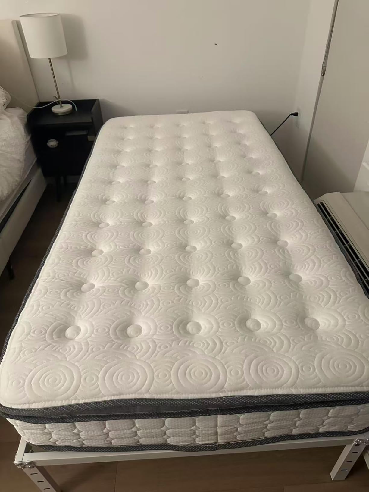 Vesgantti Queen Mattresses, 10 Inch Hybrid Pillow Top Queen Size Mattress in a Box, Memory Foam Pocket Coils Innerspring Mattresses, Fiberglass Free, Pressure Relief, Medium Firm Plush Feel customer photo 2