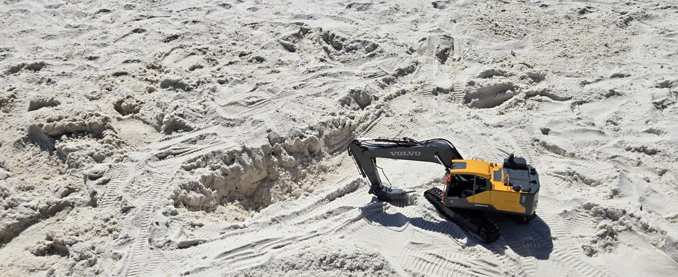 Double E Volvo 1:16 Scale Remote Control Excavator, 17 Channel 3-in-1 Construction Toy with Metal Shovel, Drill, Grab & Lights, 2.4GHz Full Function Digger for Outdoor Sandbox, Gift for Kids & Adults customer photo 1