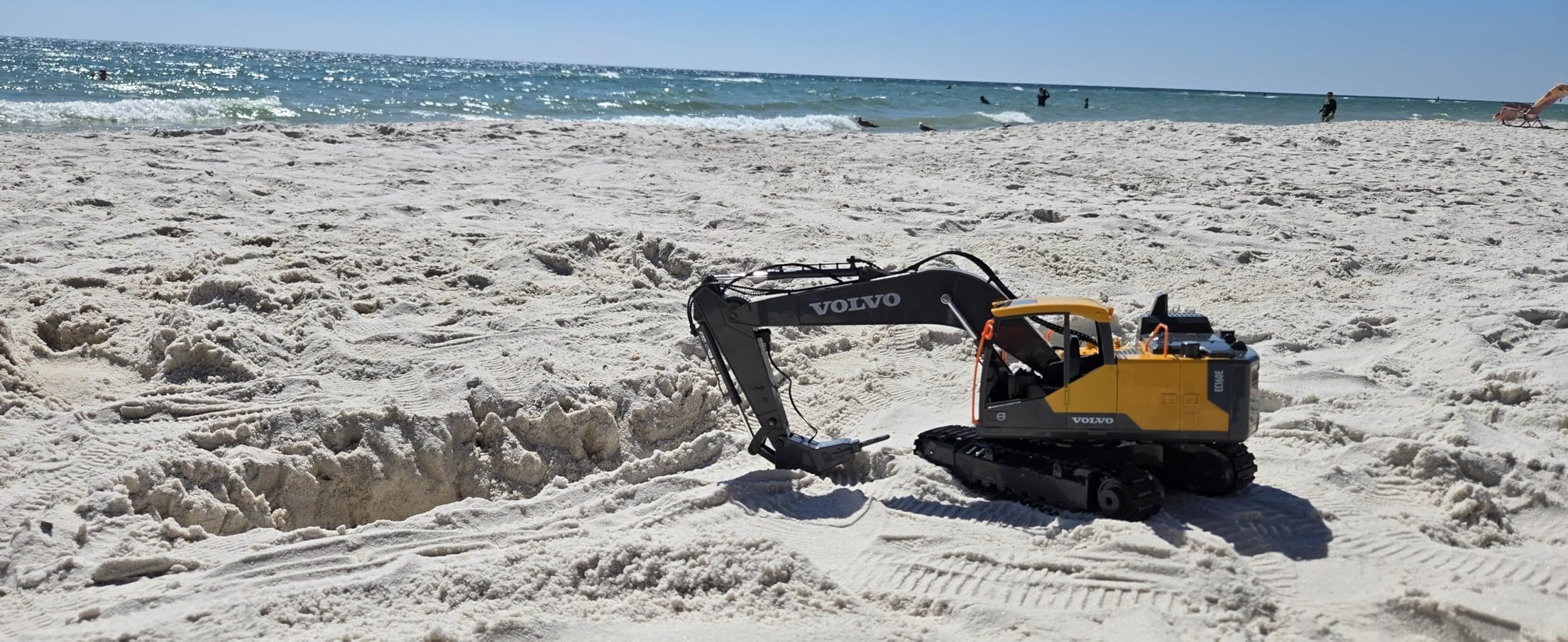 Double E Volvo 1:16 Scale Remote Control Excavator, 17 Channel 3-in-1 Construction Toy with Metal Shovel, Drill, Grab & Lights, 2.4GHz Full Function Digger for Outdoor Sandbox, Gift for Kids & Adults customer photo 2
