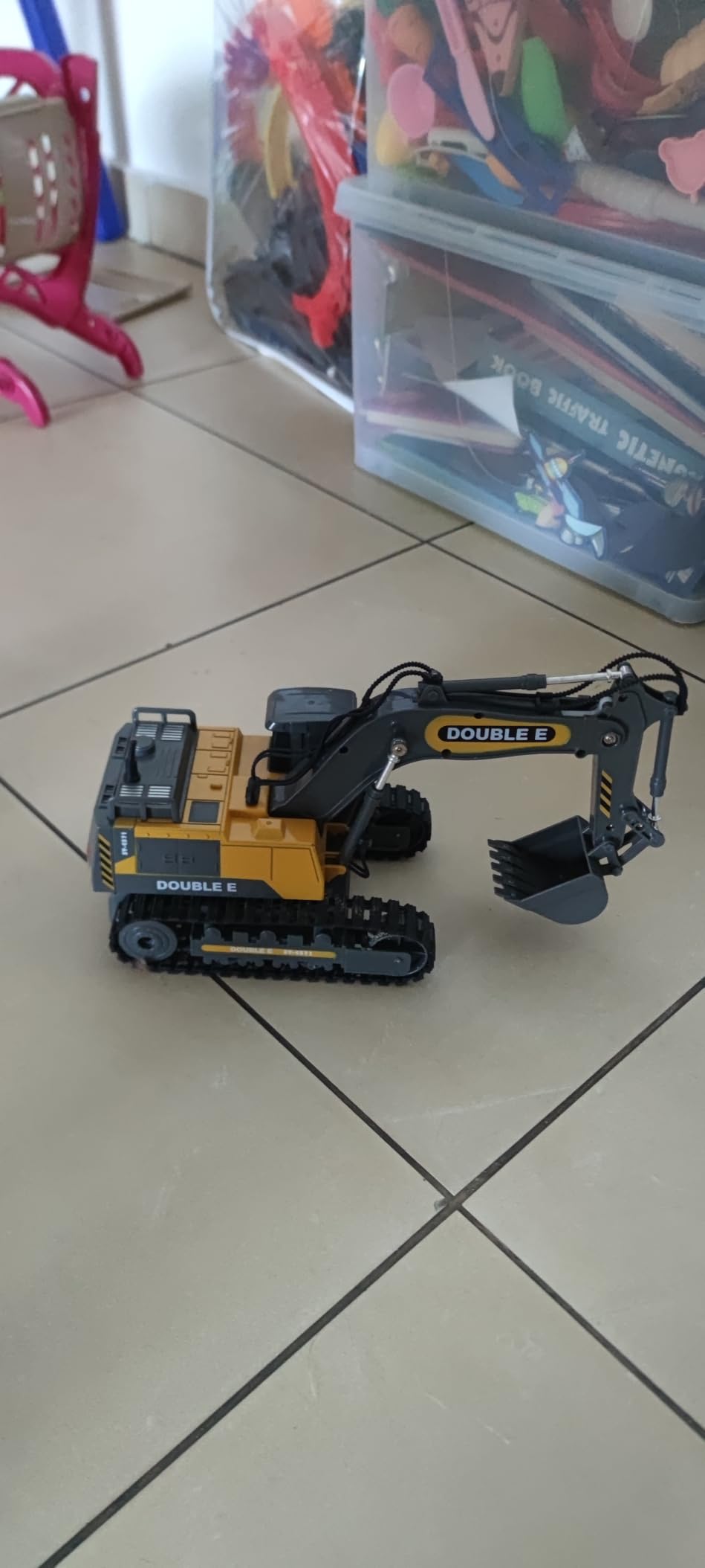 DOUBLE E Remote Control Excavator Toy, 2*Batteries 2.4GHz RC Excavator, 6-in-1 Digging/360 Degree Rotation, 20M Range Sandbox Construction Toys Birthday Gift for Boys/Kids 6+ Years customer photo 1