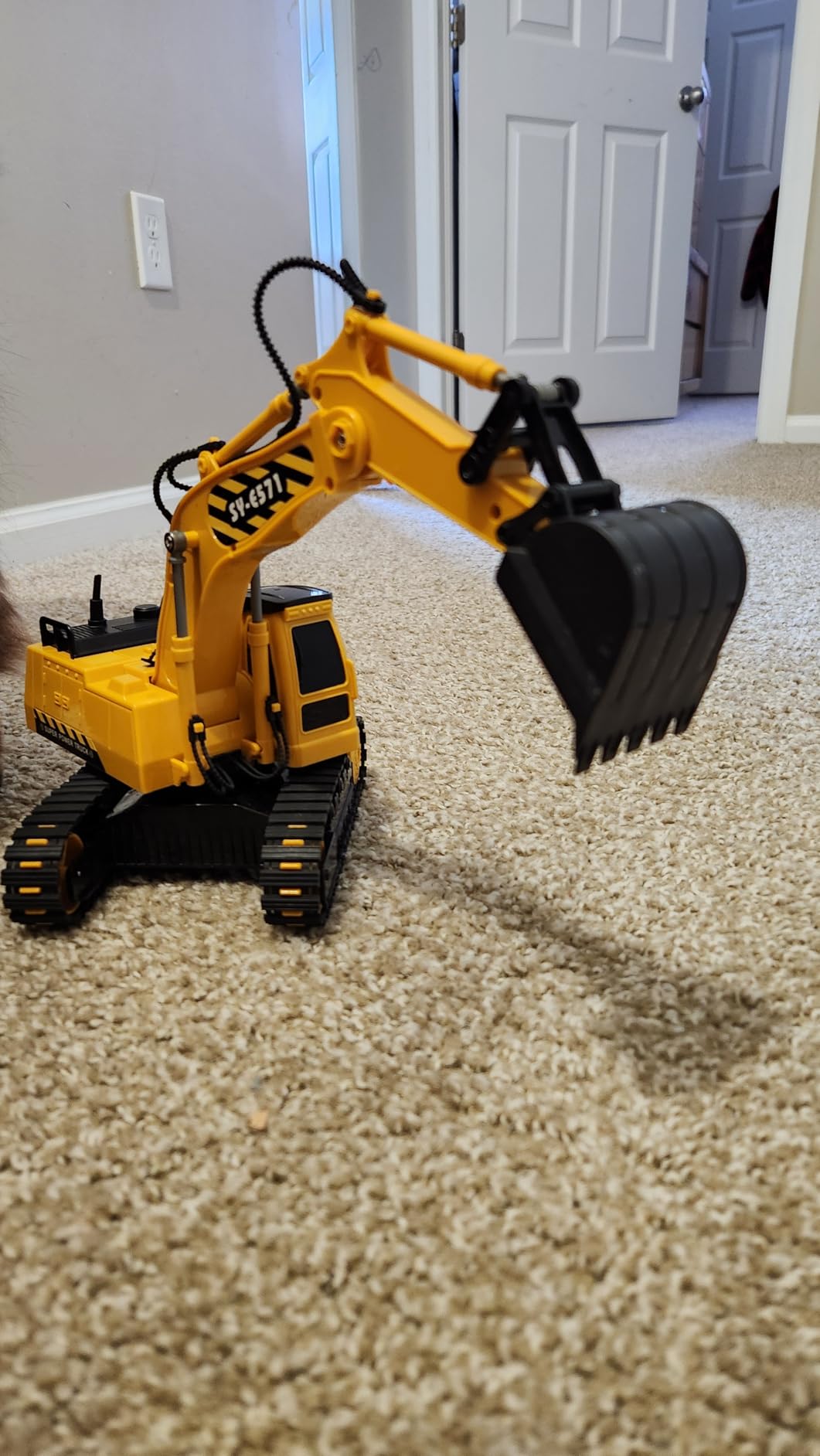 DOUBLE E Remote Control Excavator Toy, 2*Batteries 2.4GHz RC Excavator, 6-in-1 Digging/360 Degree Rotation, 20M Range Sandbox Construction Toys Birthday Gift for Boys/Kids 6+ Years customer photo 2