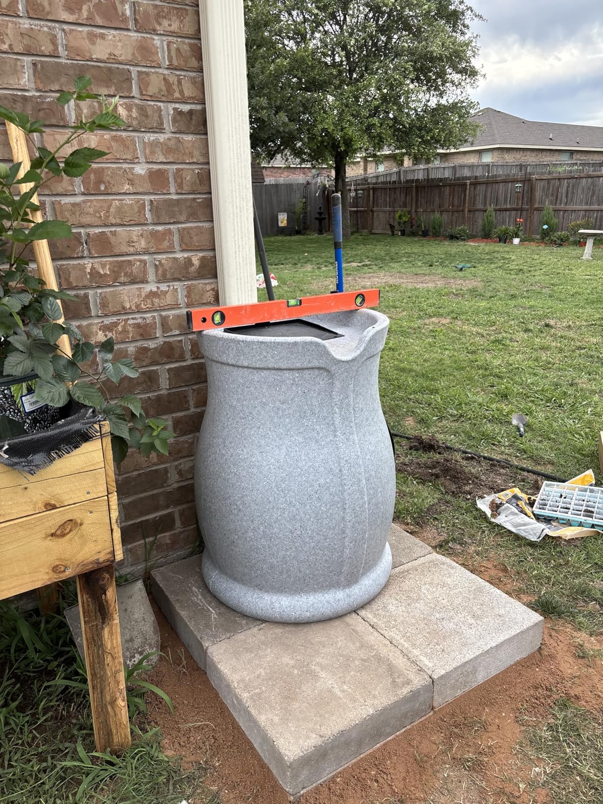 FCMP Outdoor Catalina 45-Gallon Rain Barrel - BPA-Free Flat-Back Design with 3.5 Foot Garden Hose, Shut-Off Thumb Valve, and Fixed Lid (RB-CAT-LTGRNT) Light Granite customer photo 1