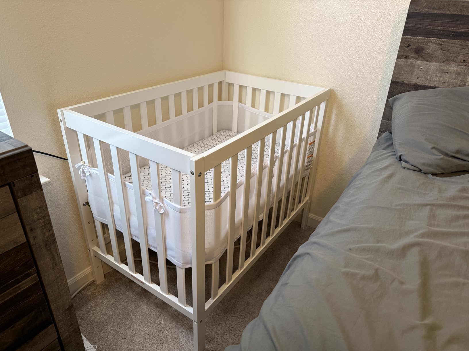 Dream On Me Edgewood 4-in-1 Convertible Mini Baby Crib in White GreenGuard Gold & BSA, Non-Toxic, Compact 40×25×33