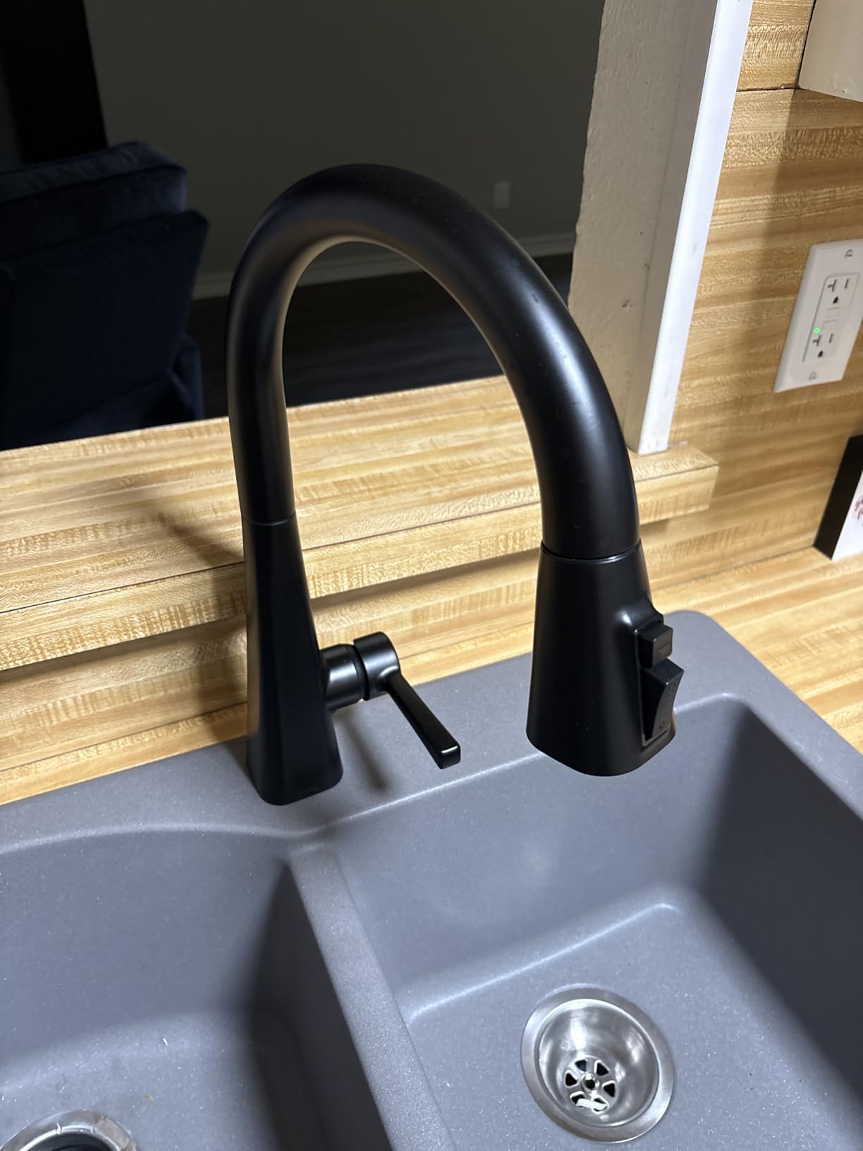 Delta Lenta Matte Black Kitchen Faucet with Pull Down Sprayer, Modern Single Hole Kitchen Sink Faucet, Single Handle, Matte Black 19802Z-BL-DST customer photo 2