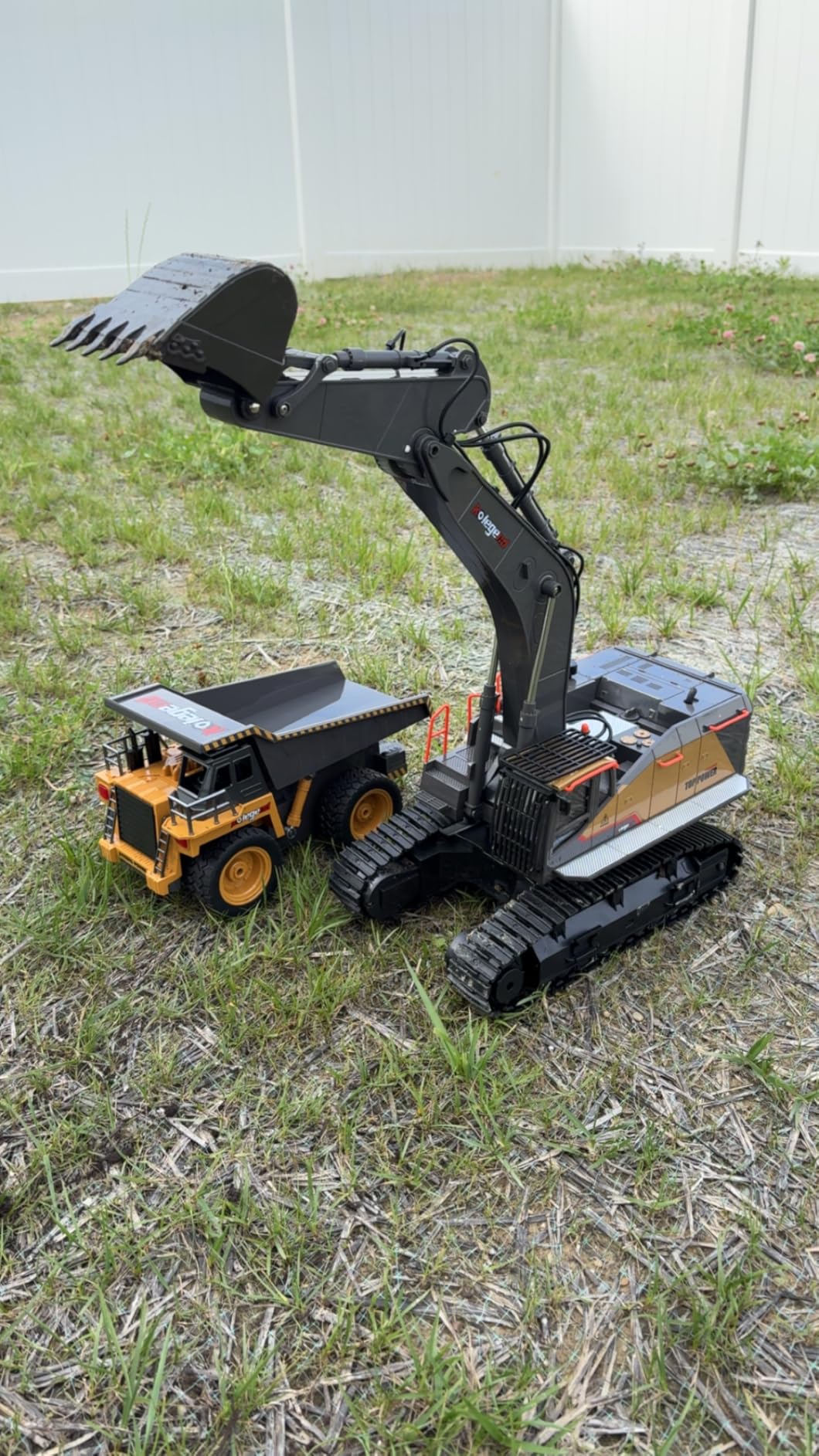 kolegend Remote Control Excavator Toy 1/14 Scale RC Excavator, 22 Channel Upgrade Full Functional Construction Vehicles Rechargeable RC Truck with Metal Shovel and Lights Sounds customer photo 2