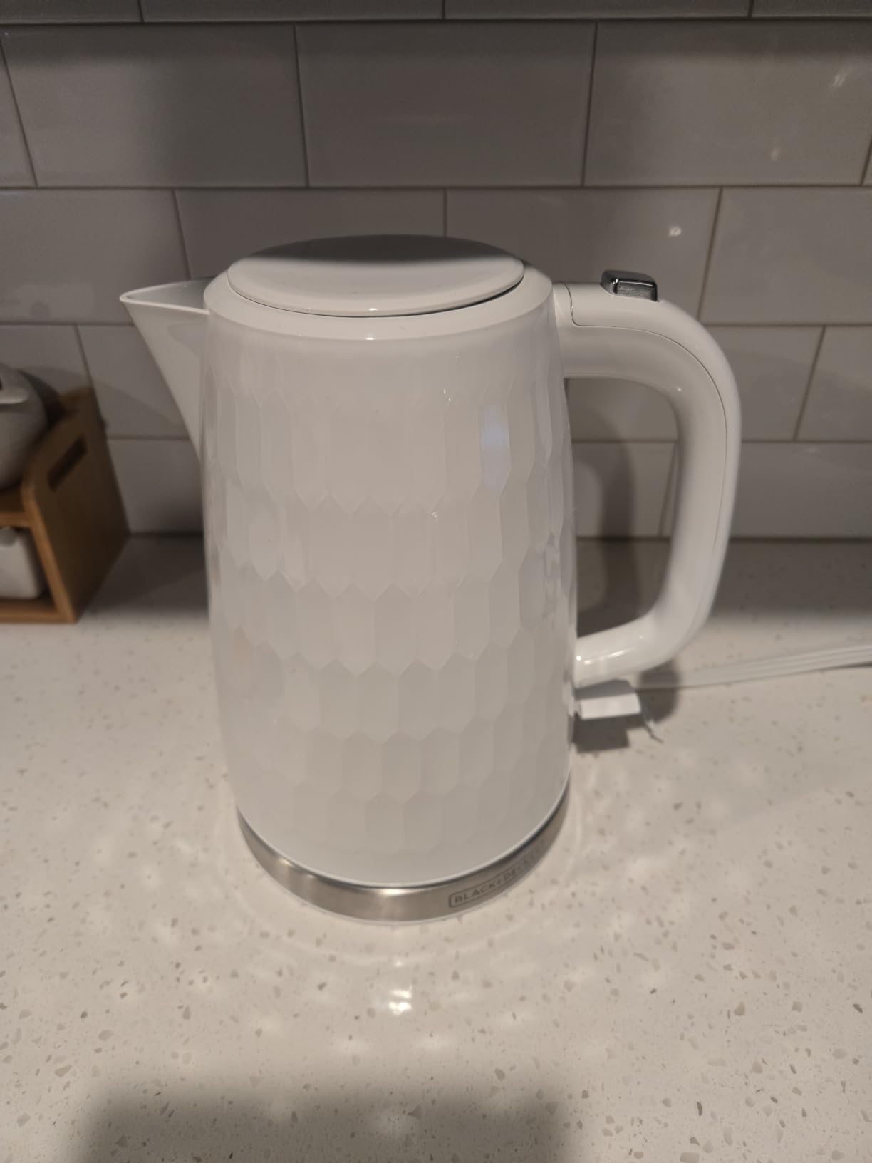 BLACK+DECKER 1.7L Cordless Electric Kettle, KE1560W, Premium Texture, Water Window, Rapid Boil, Auto Shutoff, White customer photo 2