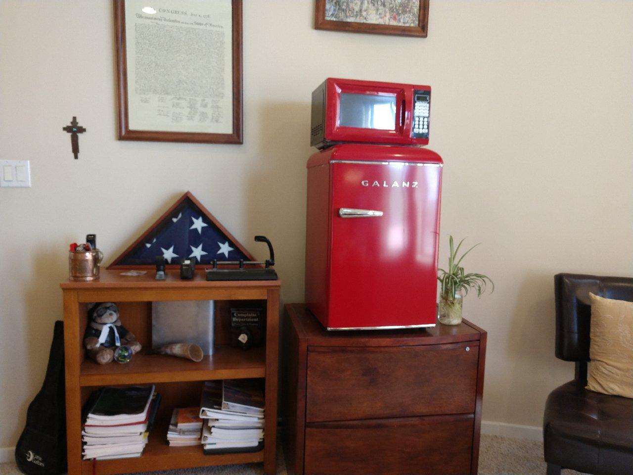 GLR25MRDR10 Galanz Retro Compact Refrigerator, Mini Fridge with Single Doors, Adjustable Mechanical Thermostat with Chiller, Red, 2.5 Cu Ft customer photo 1