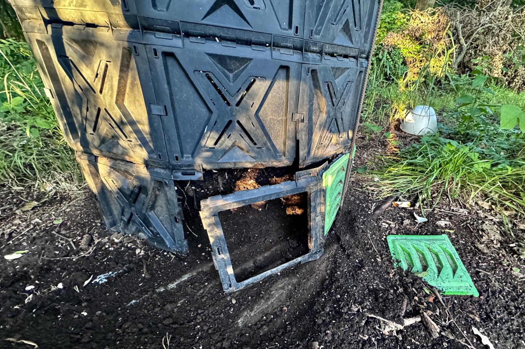 SQUEEZE master XXL Large Compost Bin Outdoor - 720L / 190 Gallon - Easy Assembly - No Screws - Sturdy & Durable - Green Door customer photo 1