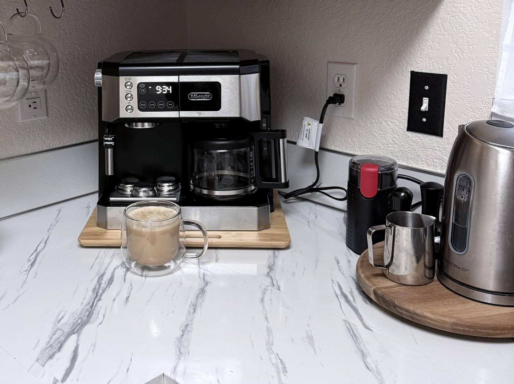 De'Longhi All-in-One Combination Coffee Maker & Espresso Machine + Advanced Adjustable Milk Frother, COM532M Black customer photo 1