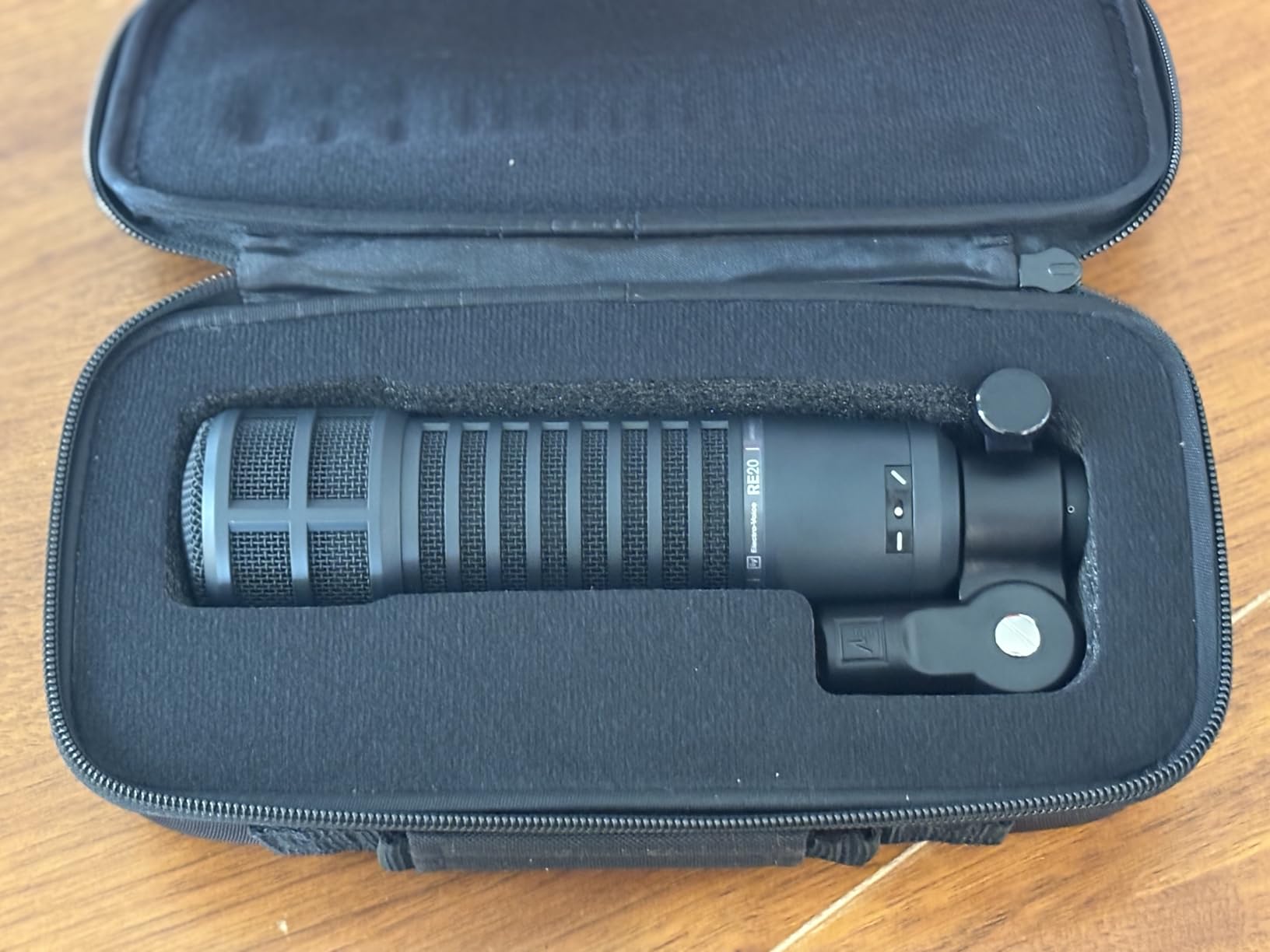 Electro-Voice RE20-BLACK Dynamic Broadcast Announcer Microphone, Black (RE20) customer photo 1