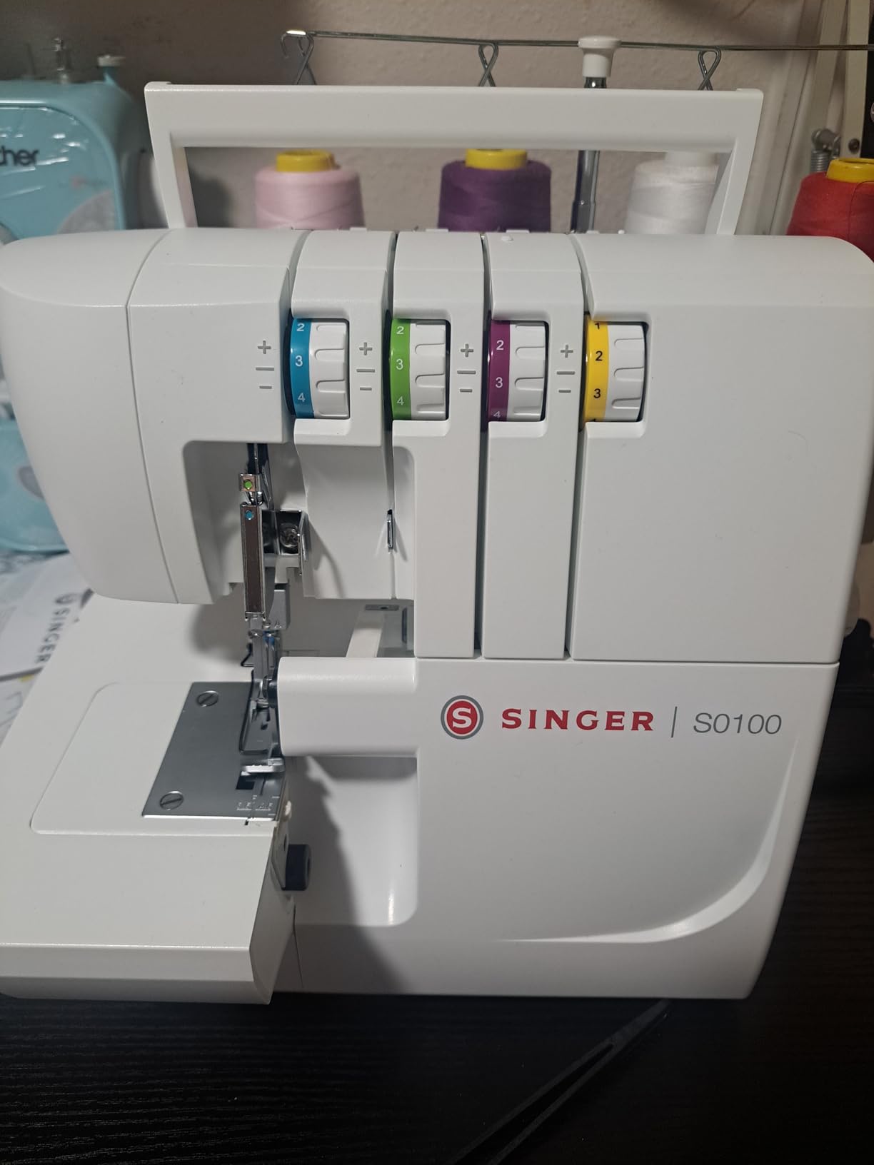 SINGER® S0100 Metal Frame Serger with Accessory Kit | Overlock Machine with 6 Built-in Stitches, 2-3-4 Thread Capability, Adjustable Tension & Stitch Length | 1300 Stiches/Min & Differential Feed customer photo 1