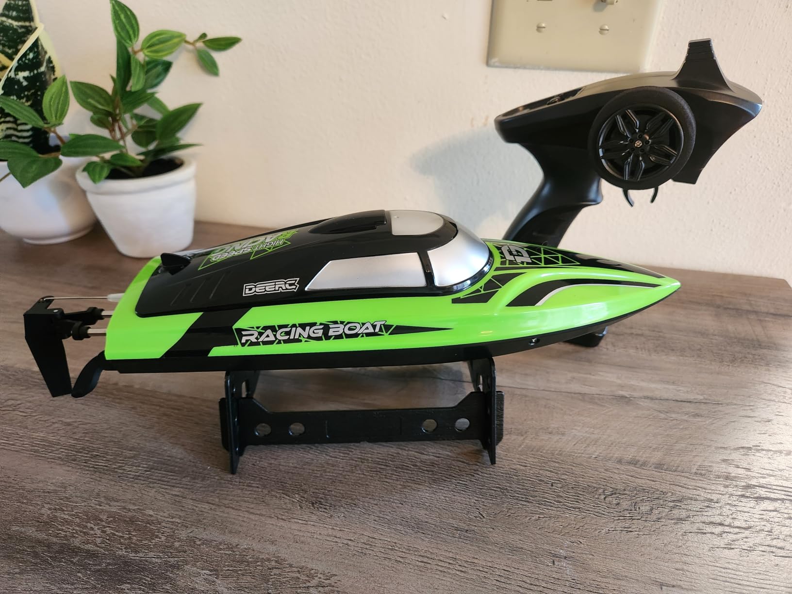 DEERC 14-Inch RC Boat, 20+ MPH High Speed Remote Control Boat for Pool & Lake, Auto Self-Righting, 2 Batteries, 493FT Control Range, LED Lights, 2.4GHz Full Proportional Control customer photo 1