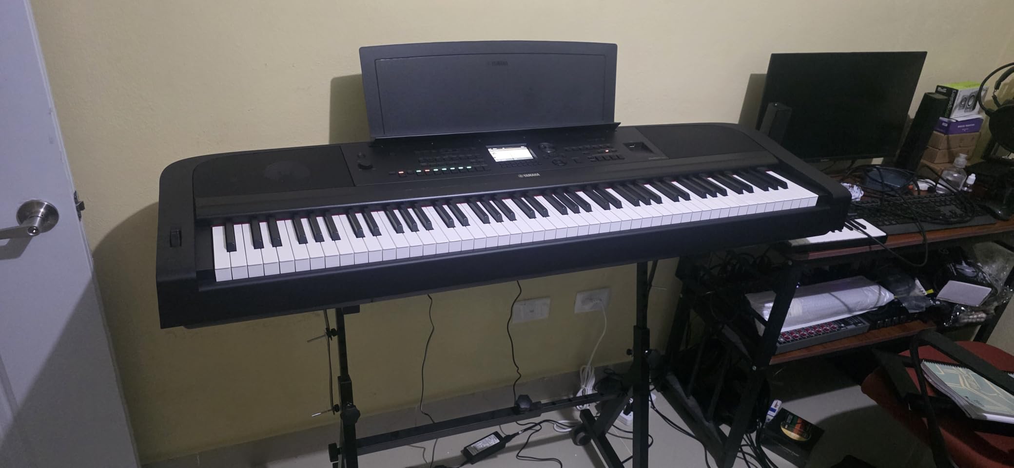 Yamaha DGX-670B 88-Key Weighted Digital Piano with Sustain Foot Switch and Music Rest, Black customer photo 2
