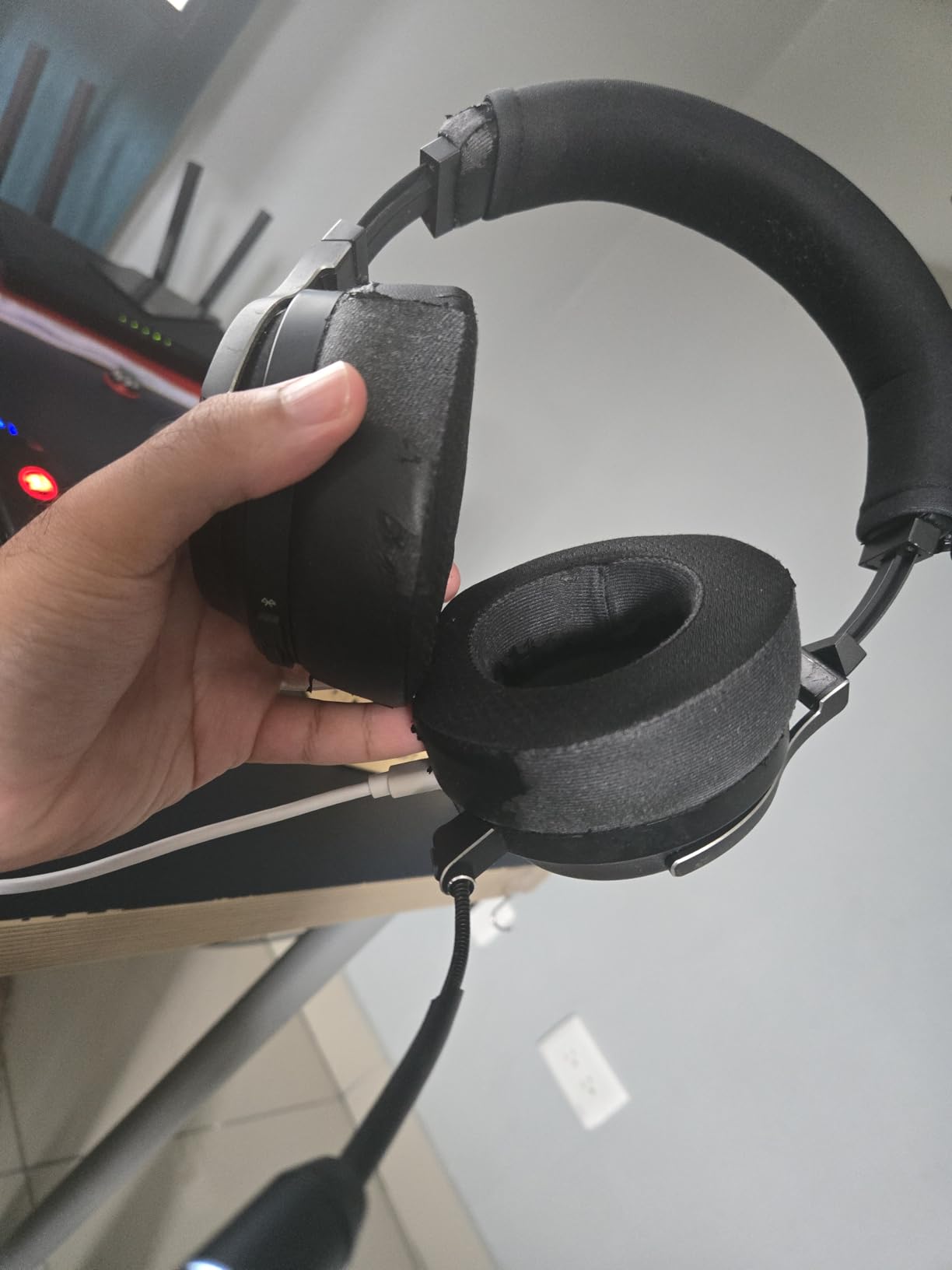 Virtuoso RGB Wireless XT Multiplatform Gaming Headset with Bluetooth - Dolby Atmos - Broadcast Quality Microphone - iCUE Compatible - PC, Mac, PS5, PS4, Nintendo Switch, Mobile - Black customer photo 1