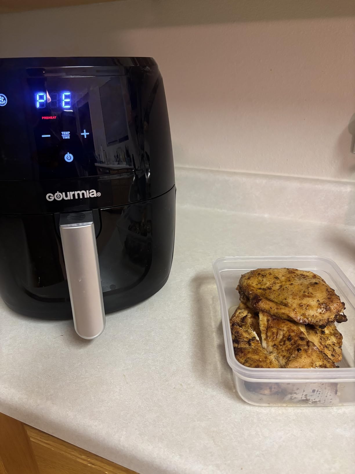 Gourmia Air Fryer 6 Qt Large Capacity, FryForce 360, Digital Display with 12 Presets, Roast, Bake, Broil, Dehydrate customer photo 1