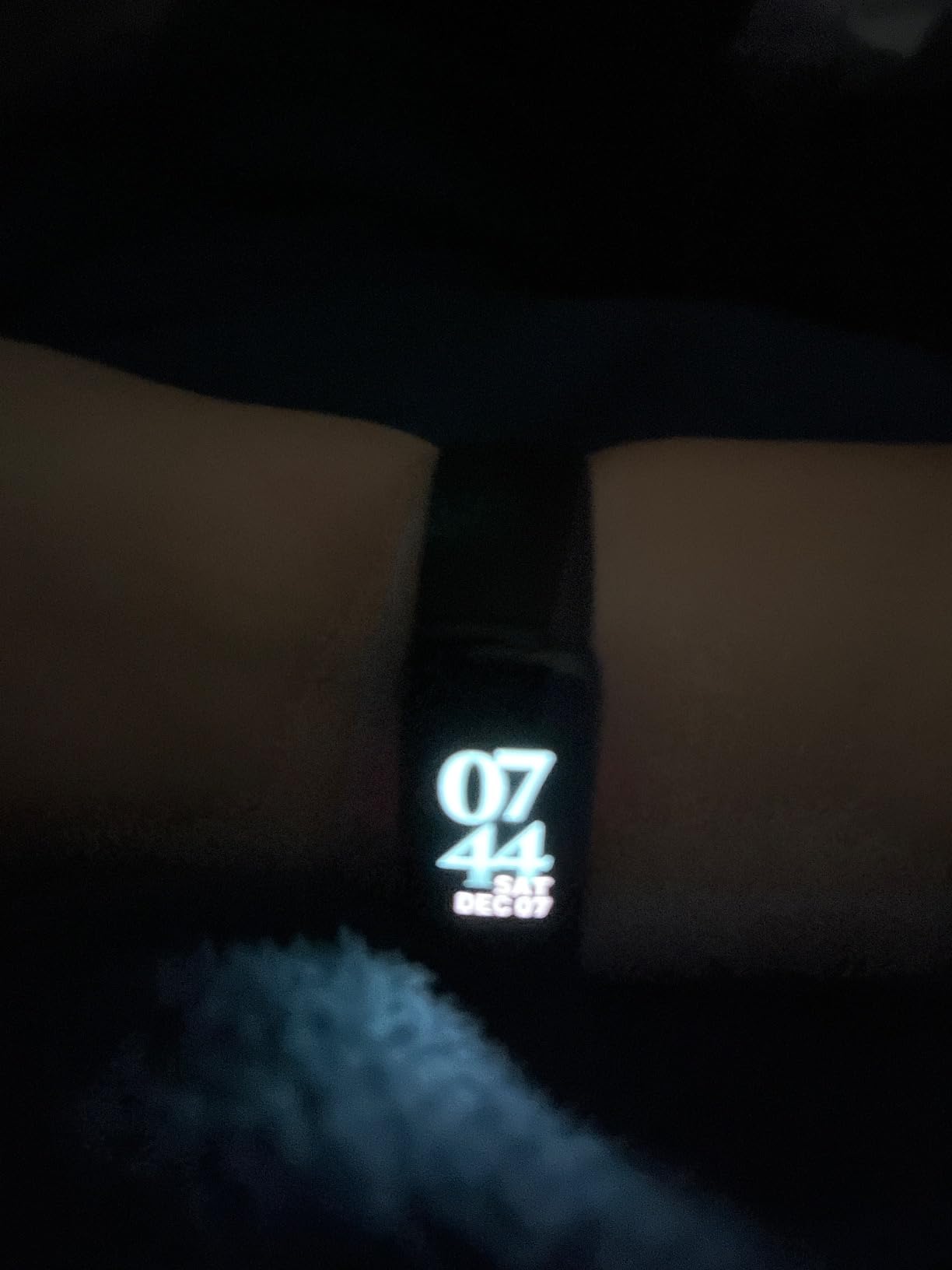 Fitbit Luxe Fitness and Wellness Tracker with Stress Management, Sleep Tracking and 24/7 Heart Rate, Black/Graphite, One Size (S & L Bands Included) (Renewed) customer photo 2