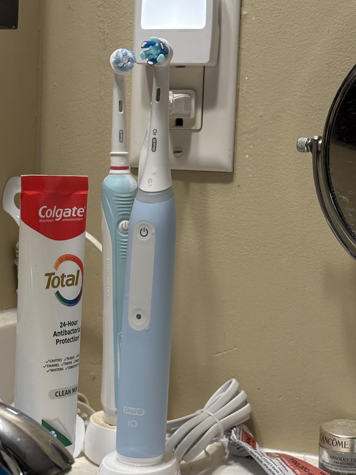 Oral-B Rechargeable Electric Toothbrush, iO3 Limited Deep Clean, 3 Cleaning Modes, Visual Pressure Sensor to Protect Gums, 2 Brush Heads, Travel Case, Black customer photo 2