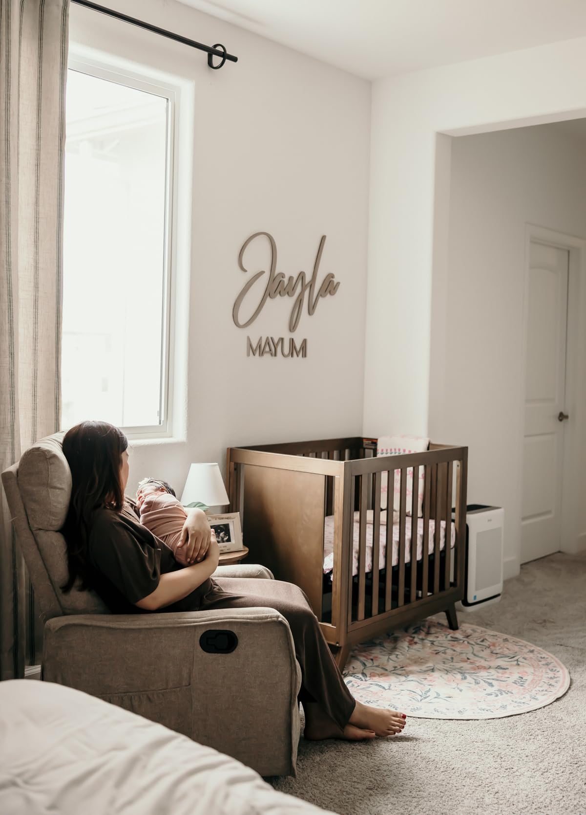 DaVinci Otto 3-in-1 Convertible Mini Crib with 4 inch Mattress in Walnut, Greenguard Gold Certified customer photo 1