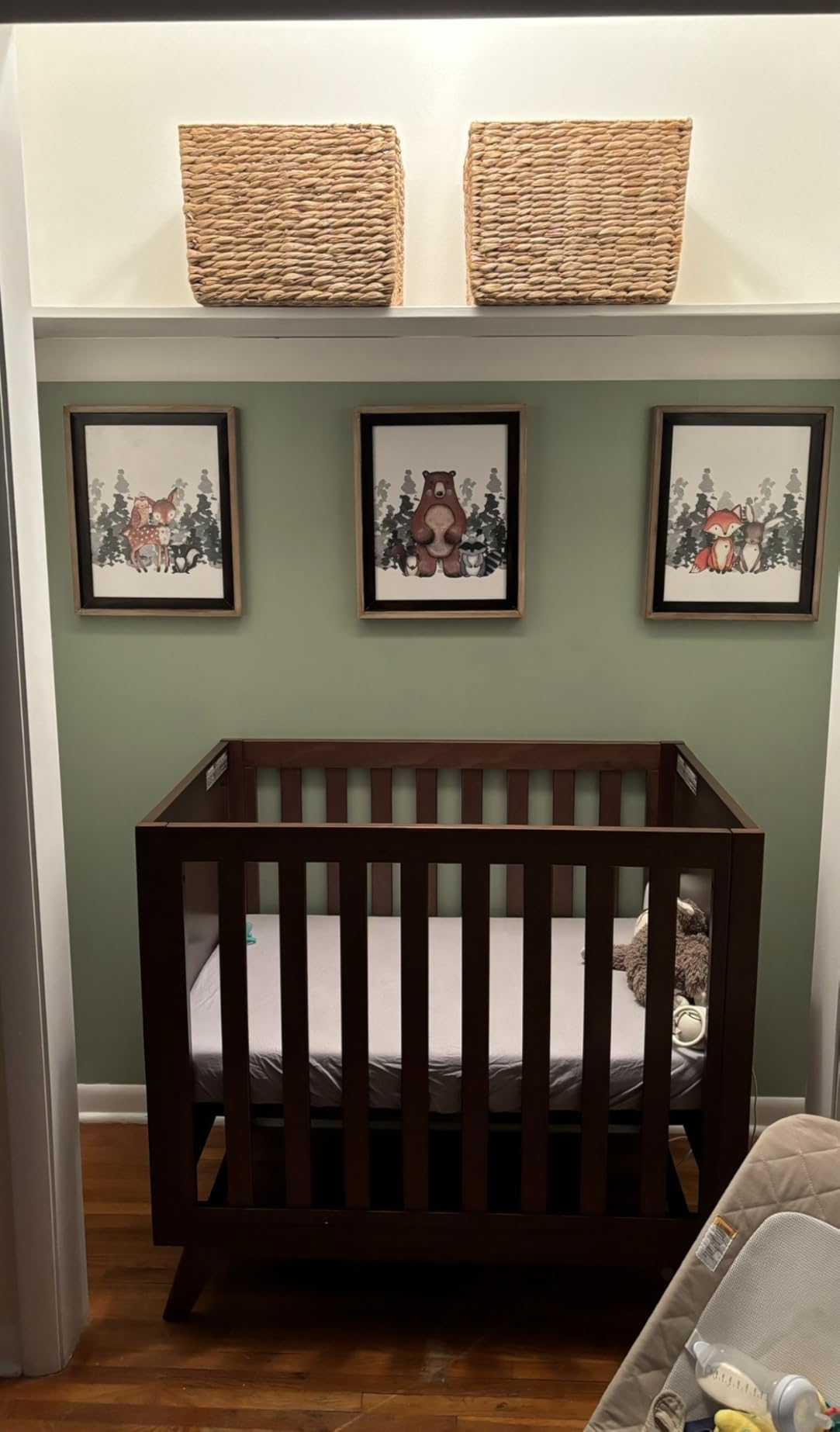 DaVinci Otto 3-in-1 Convertible Mini Crib with 4 inch Mattress in Walnut, Greenguard Gold Certified customer photo 2