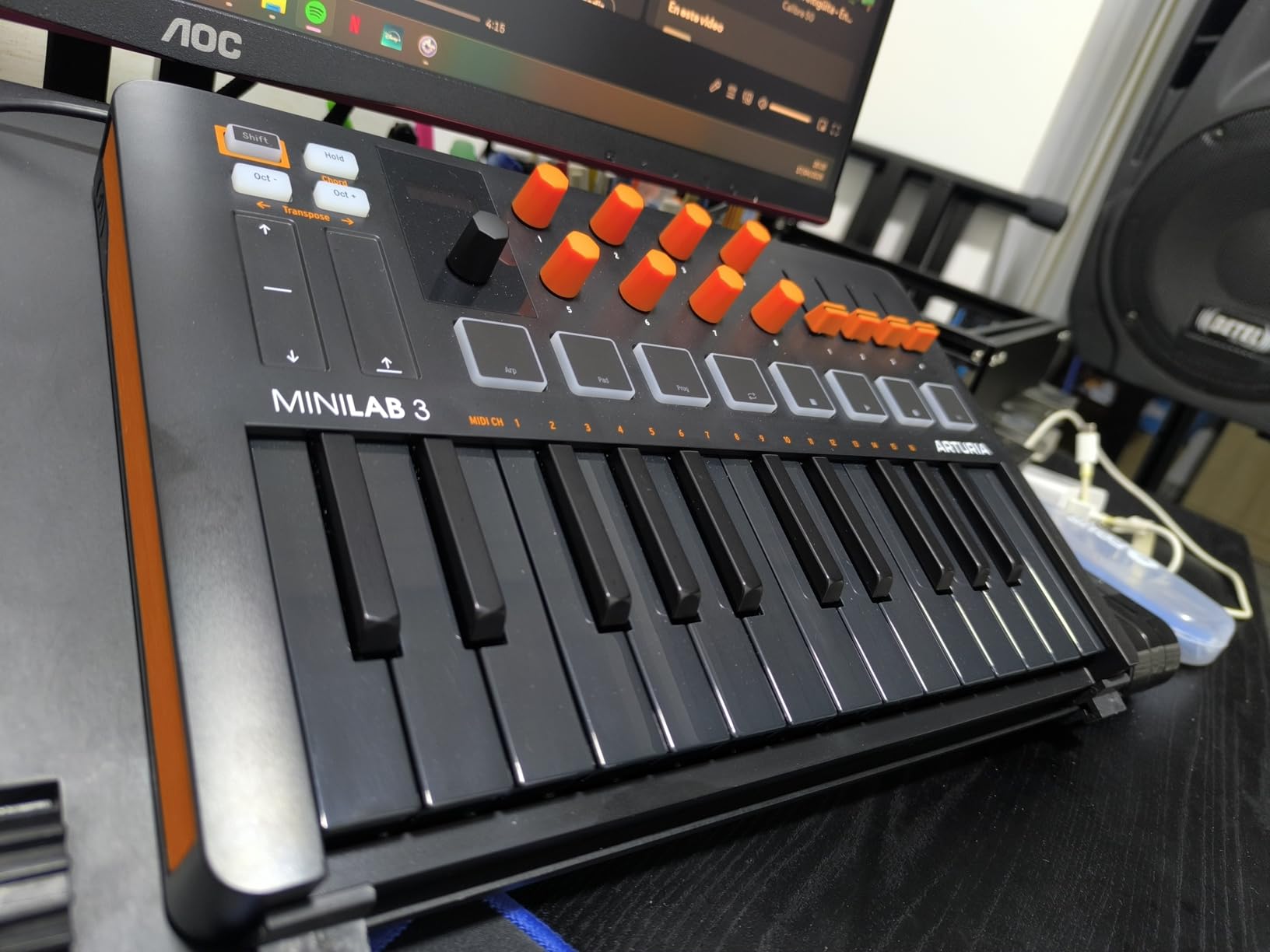 Arturia MiniLab 3 - Universal MIDI Controller for Music Production, with All-in-One Software Package - 25 Keys, 8 Multi-Color Pads - White customer photo 1