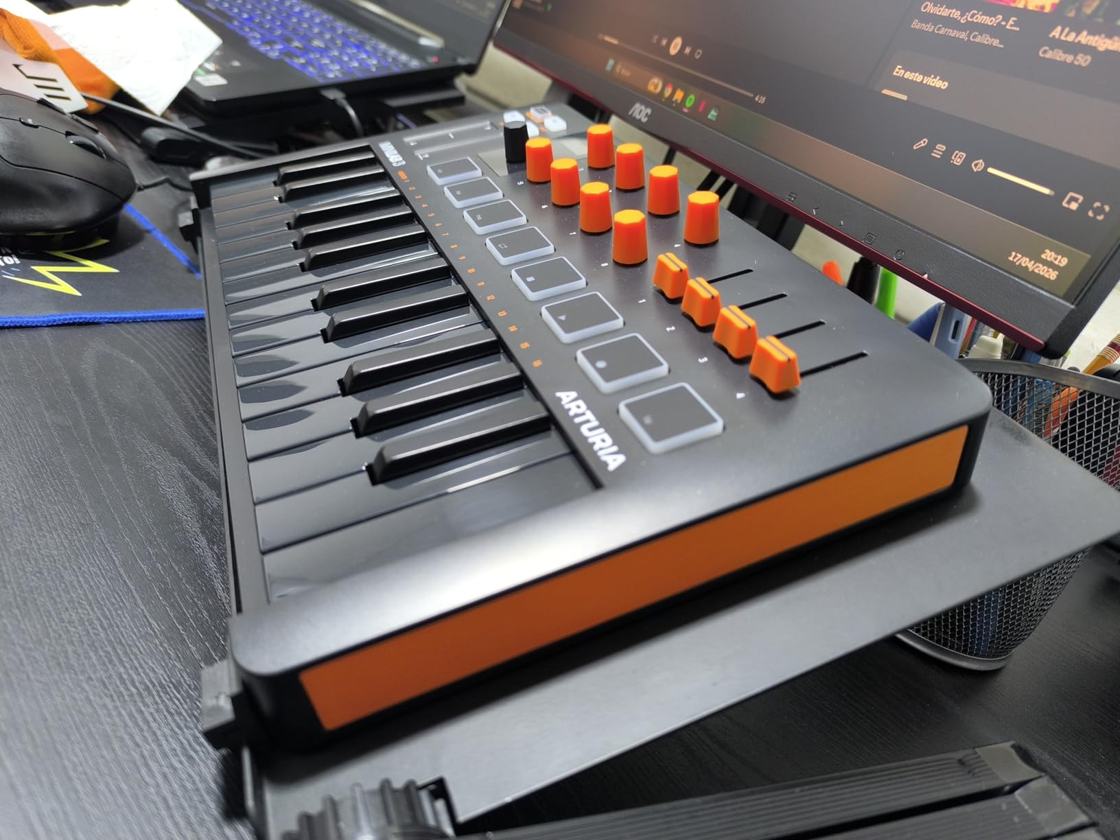 Arturia MiniLab 3 - Universal MIDI Controller for Music Production, with All-in-One Software Package - 25 Keys, 8 Multi-Color Pads - White customer photo 2