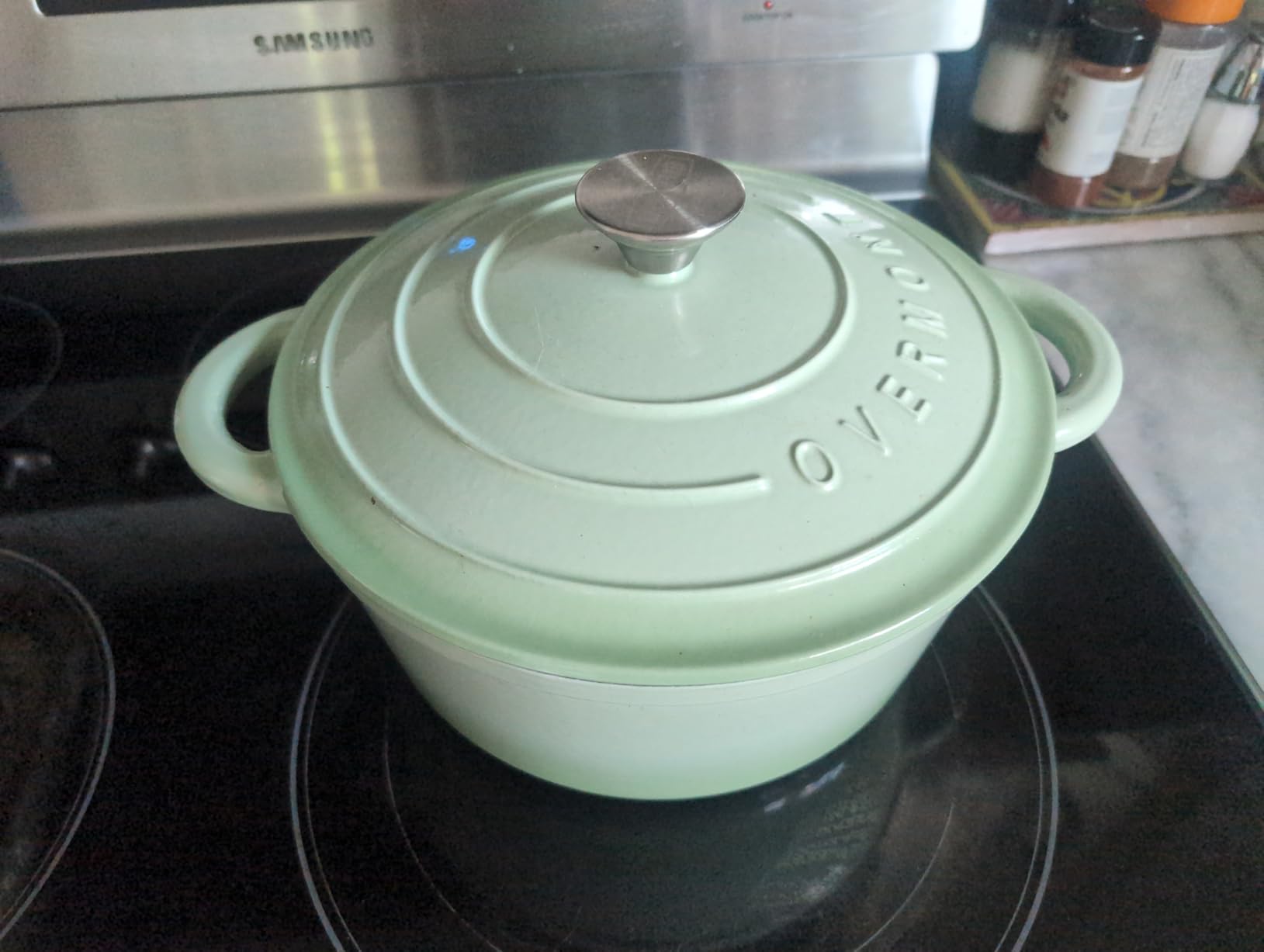 Overmont Enameled Cast Iron Dutch Oven - 7QT Pot with Lid Cookbook & Cotton Potholders - Heavy-Duty Cookware for Braising, Stews, Roasting, Sourdough Baking Cream White customer photo 2